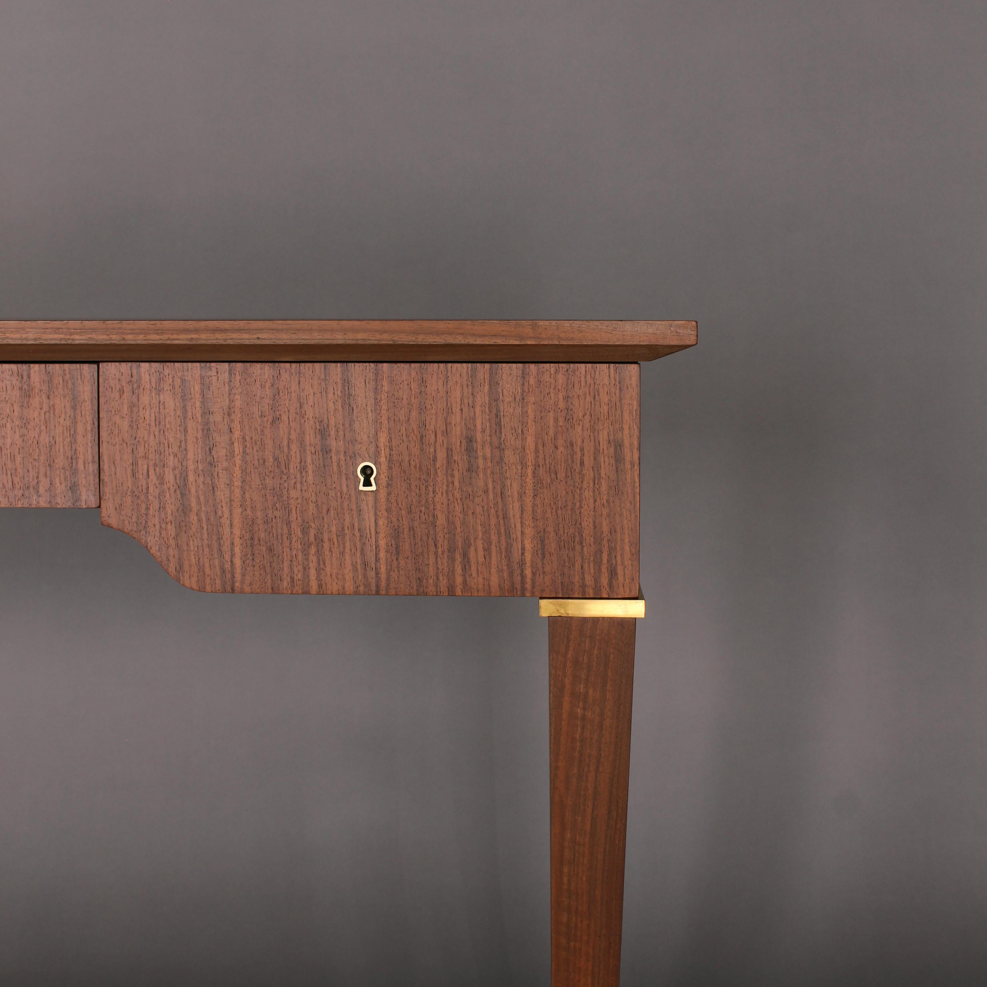 Laiton Jules Leleu- Table à écrire à 3 tiroirs en noyer avec détails en laiton, datant des années 1950 en vente