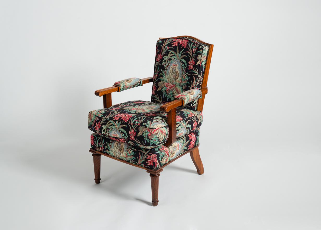 Dieses bemerkenswerte Paar Sessel im Spätdeco-Stil weist viele der schönen ästhetischen Merkmale der berühmtesten Entwürfe von Jules Leleu aus den 40er Jahren auf und ist mit einer aufwendigen, farbenfrohen Polsterung überzogen.

Gestempelt: Leleu