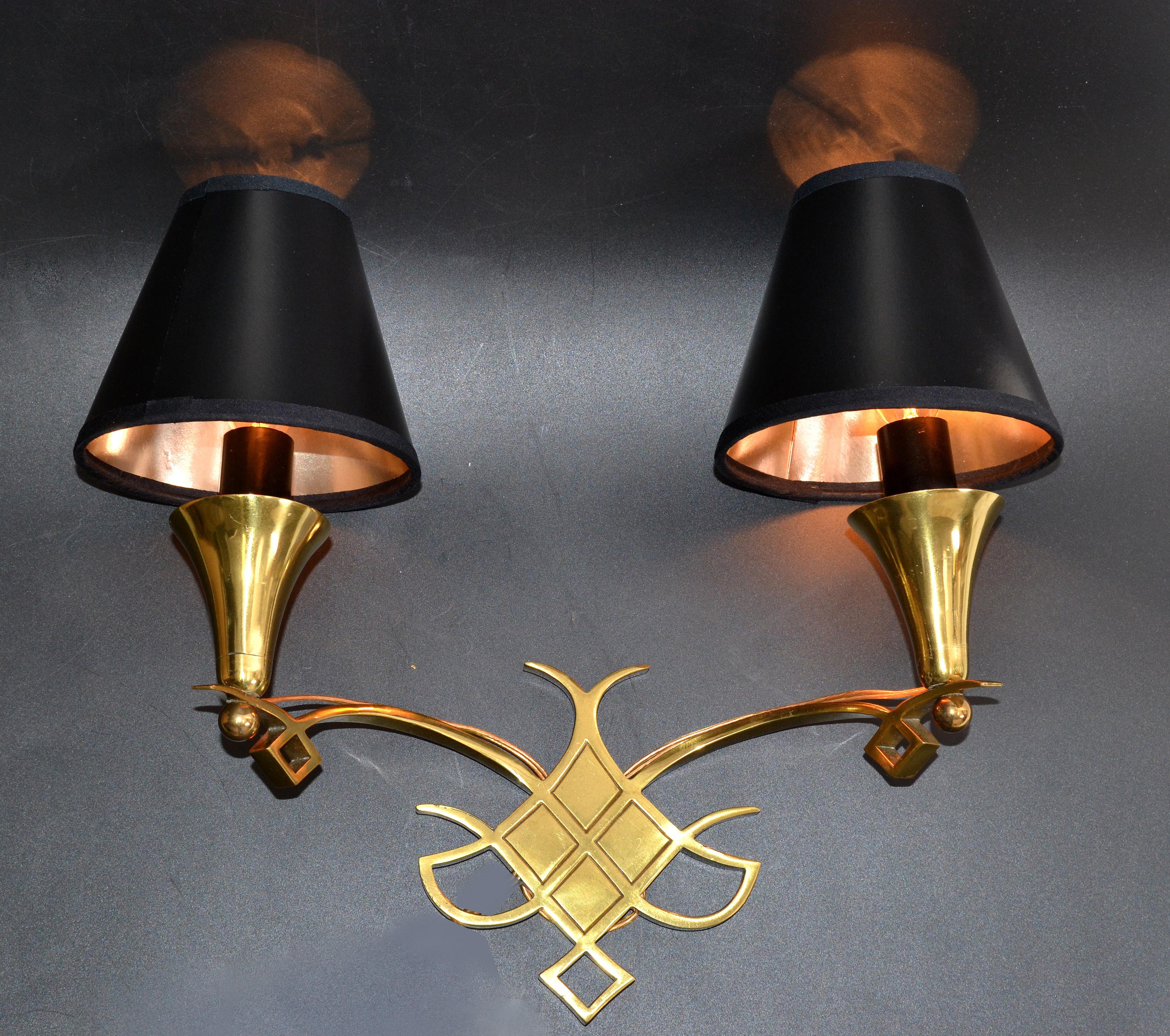 Jules Leleu Bronze-Wandleuchten, Schwarz-Gold-Schirmen, Mid-Century Modern (Französisch) im Angebot