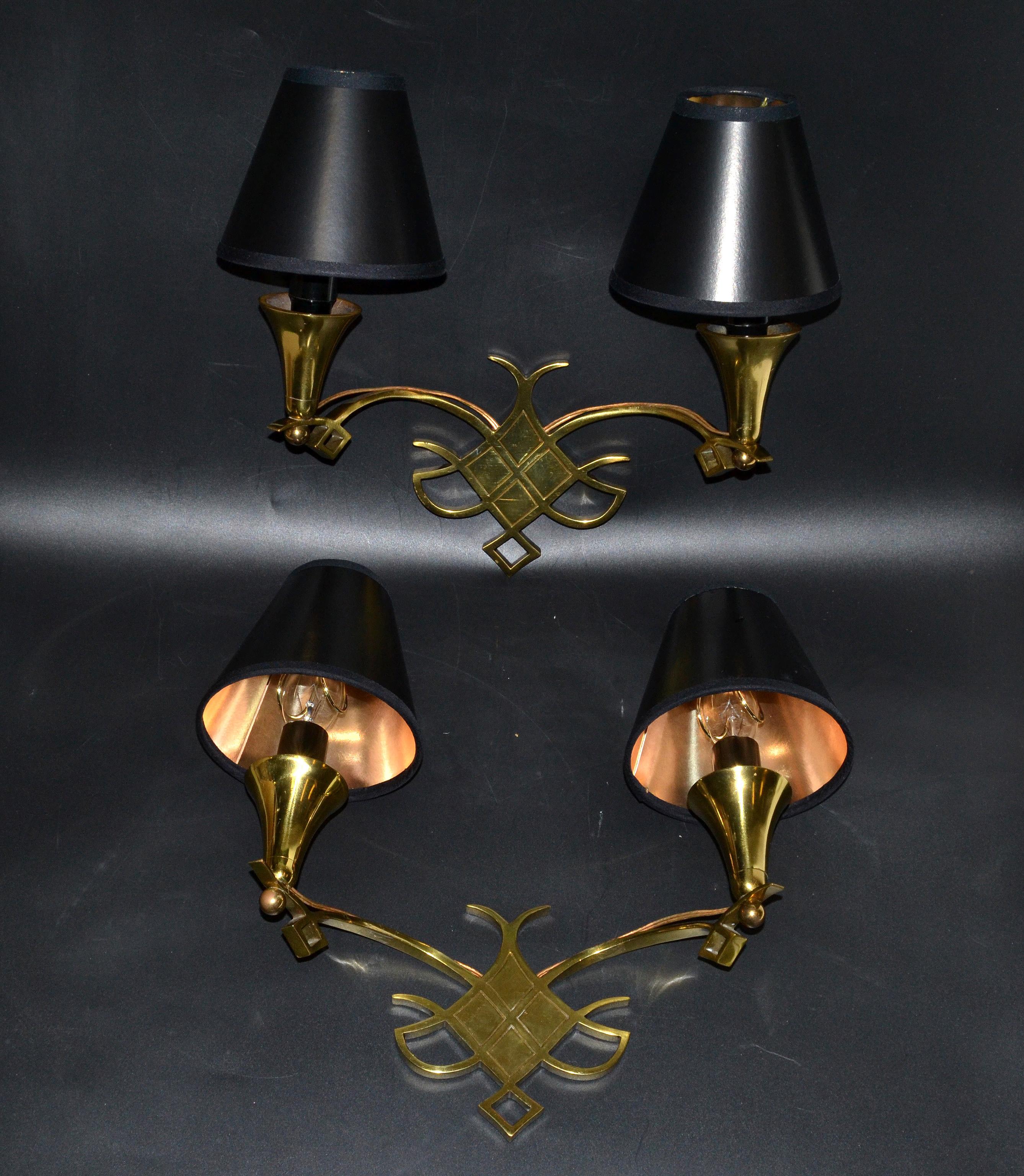 Jules Leleu Bronze-Wandleuchten, Schwarz-Gold-Schirmen, Mid-Century Modern (Messing) im Angebot
