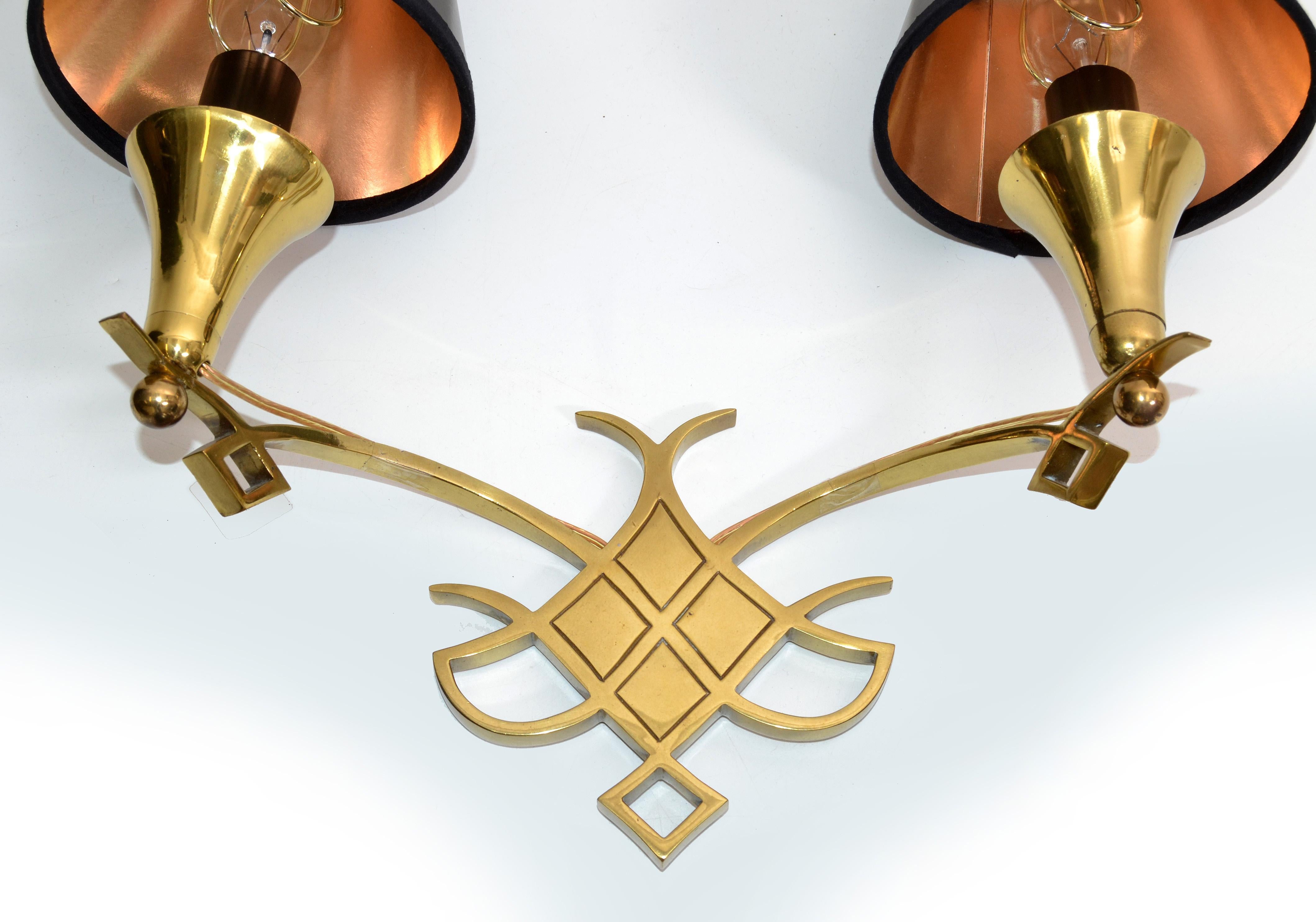 Jules Leleu Bronze-Wandleuchten, Schwarz-Gold-Schirmen, Mid-Century Modern im Angebot 1