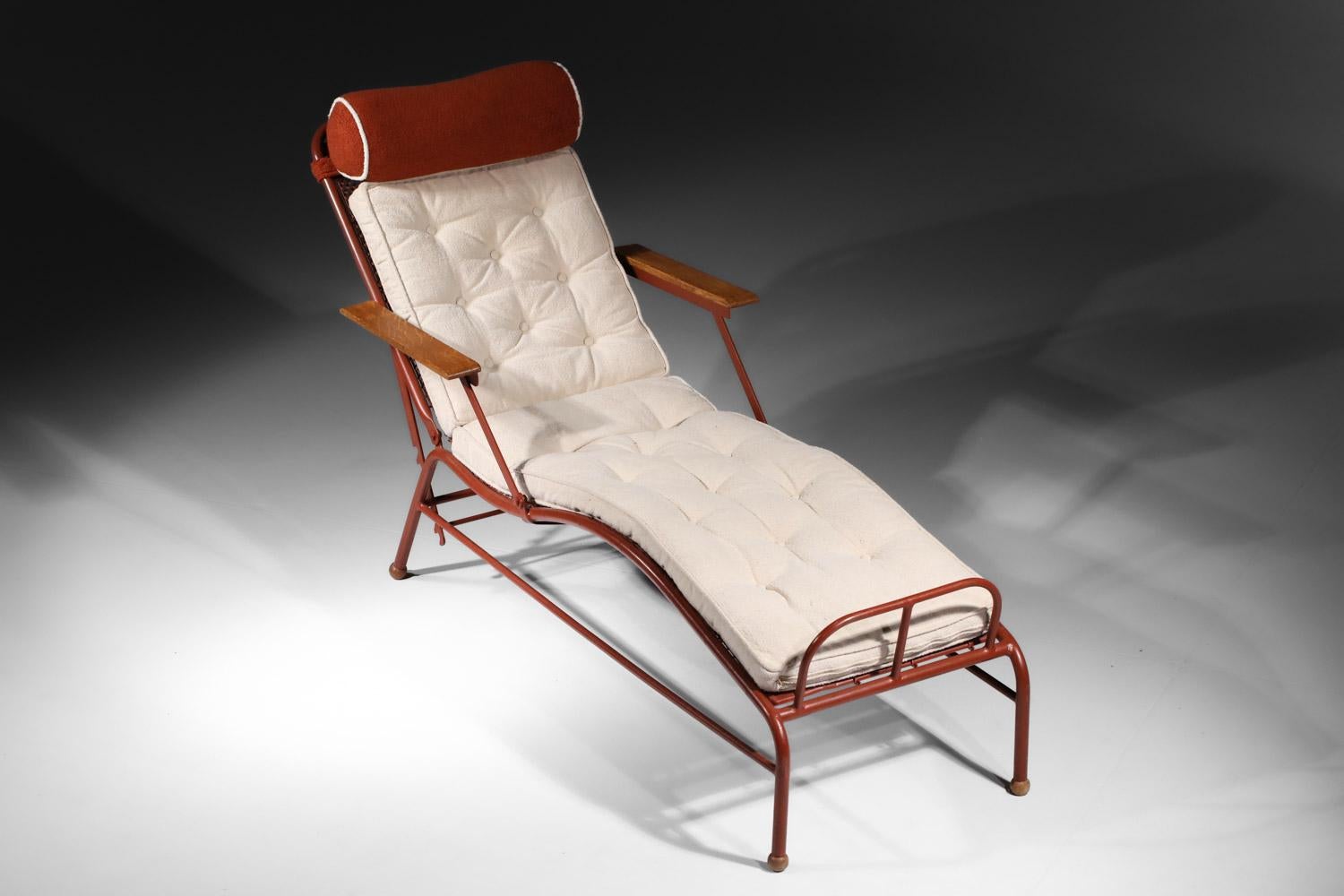 Lit chaise longue Jules Leleu conçu par Jean Prouvé pour le Plateau d'Assy en vente 5