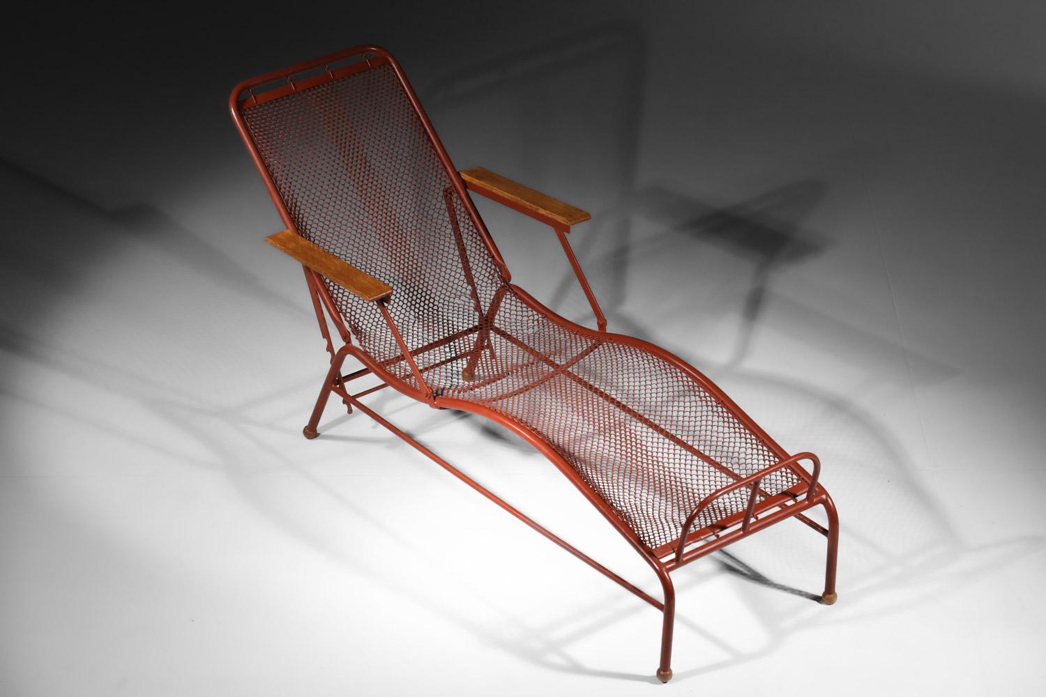 Superbe chaise longue de Jules Leleu fabriquée par Jean Prouvé pour le sanatorium du Plateau d'Assy en 1934. Structure en maille d'acier laqué rouge (peinture d'origine), accoudoirs et pieds en chêne massif. Design/One simple et très élégant. Le