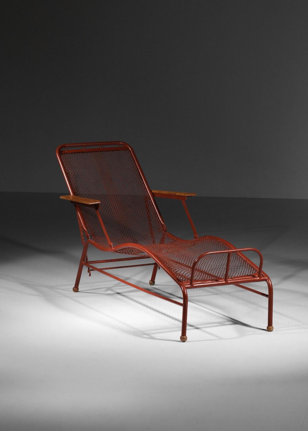 Laqué Lit chaise longue Jules Leleu conçu par Jean Prouvé pour le Plateau d'Assy en vente