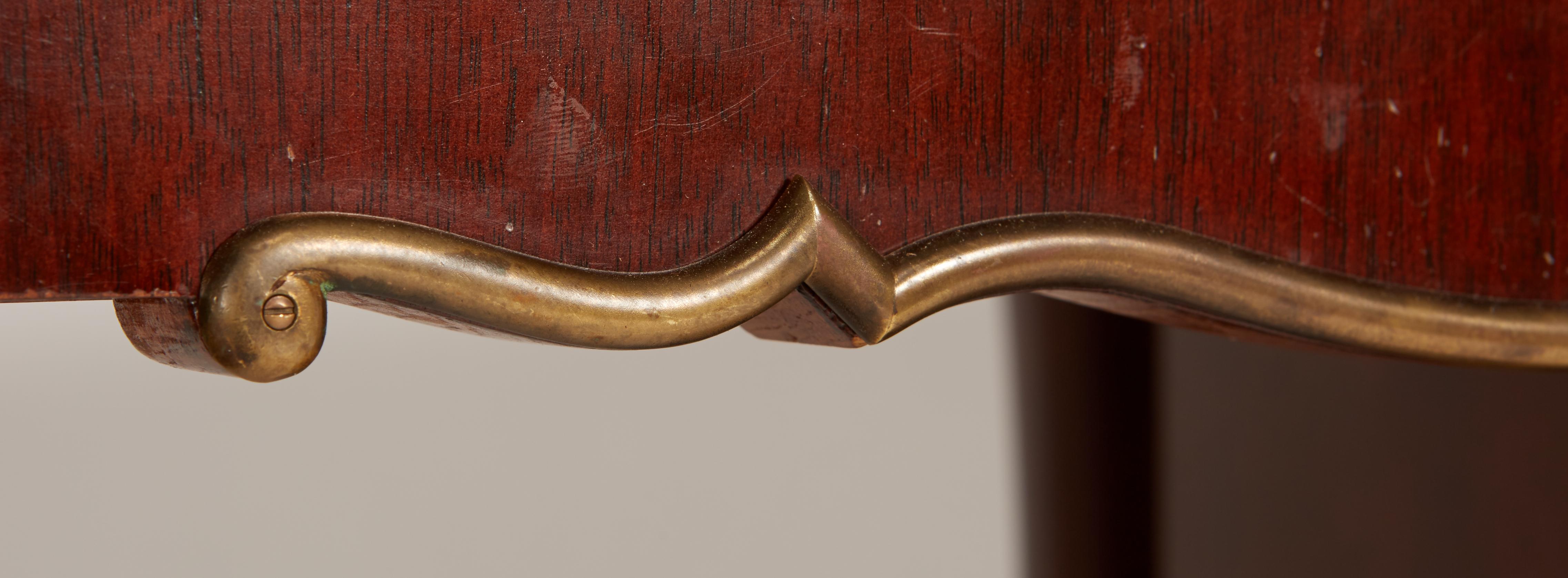 Art-déco-Schreibtisch aus Mahagoni von Jules Leleu mit doppeltem Sockel und vergoldeten Bronzedetails im Angebot 3