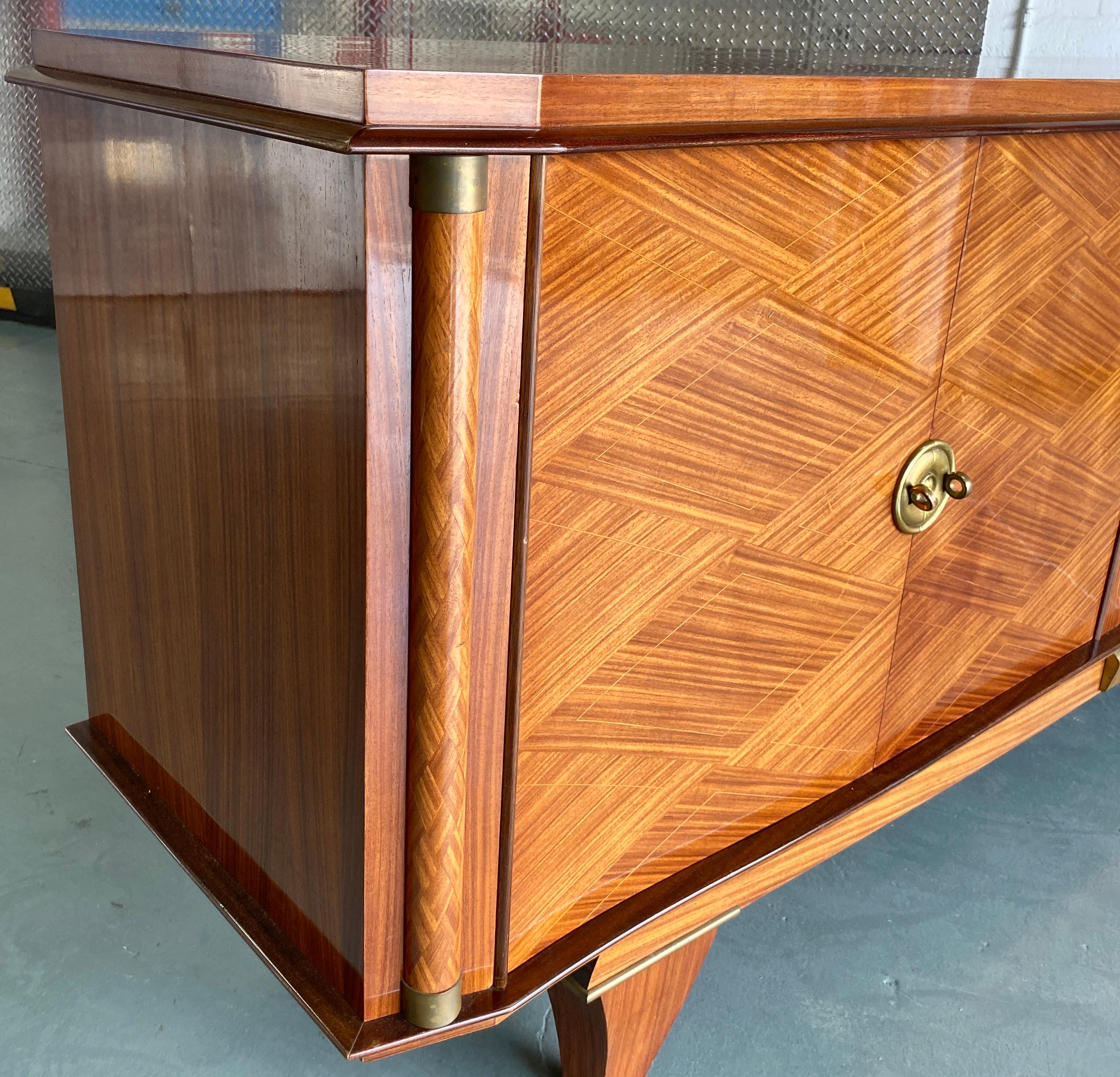 Ein meisterhaftes Kunstwerk: Art-Déco-Credenza von Jules Leleu 

Diese exquisite Art-Déco-Credenza, die dem berühmten französischen Designer Jules Leleu zugeschrieben wird, verkörpert die Eleganz und Funktionalität, die die Art-Déco-Ära ausmachte. 