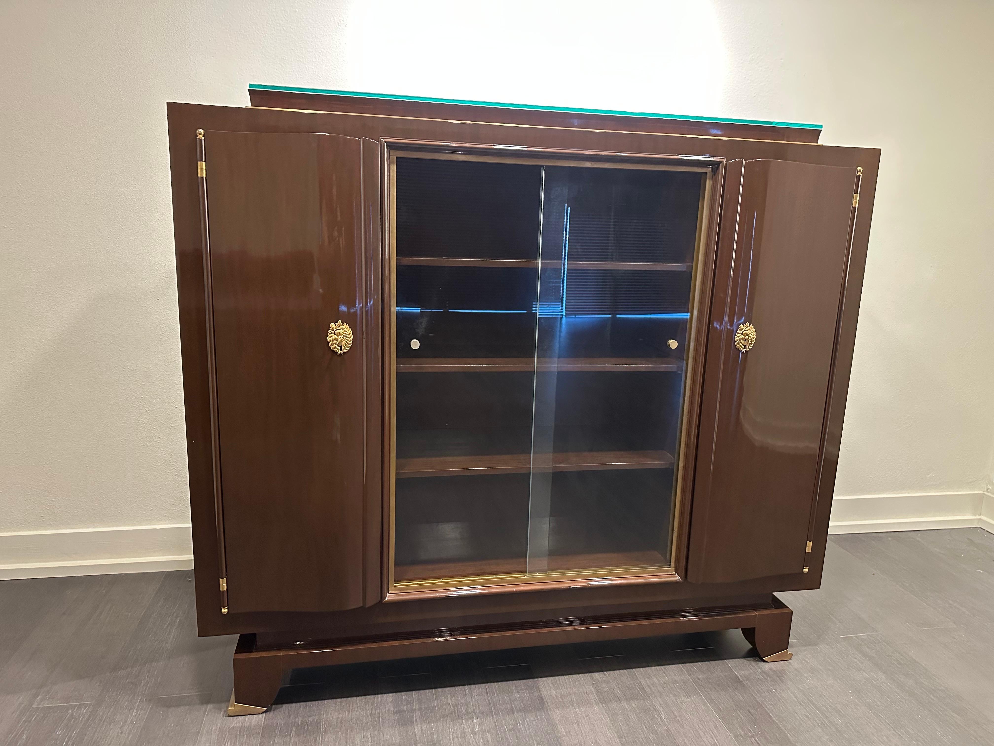 Une pièce d'histoire étonnante dans cette vitrine de Jules Leleu. Il est modeste et raffiné, avec une attention incroyable portée aux détails et à la construction. Les médaillons et les sabots en laiton contribuent à compléter l'élégance de ce