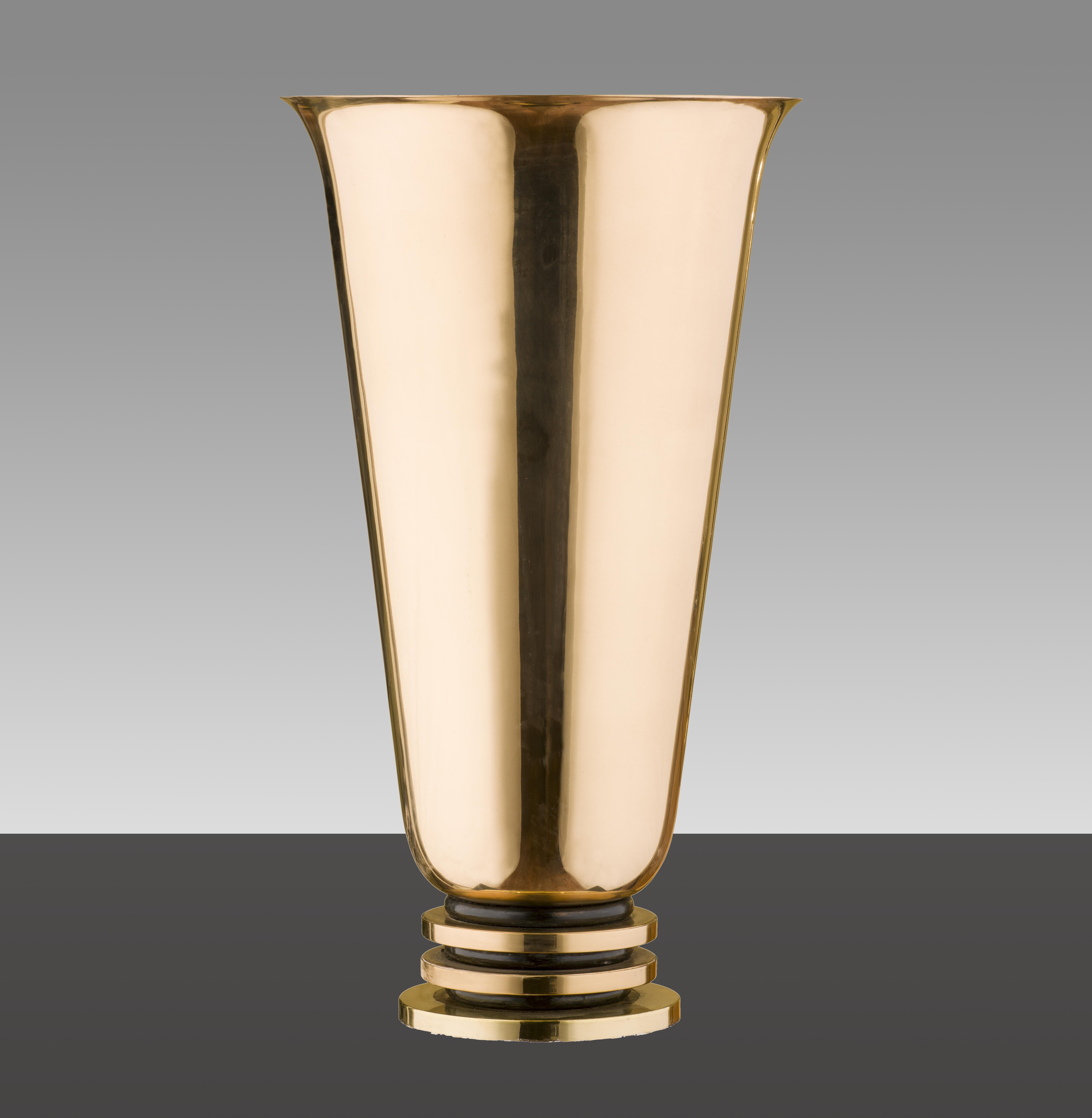 A highly unusual and beautiful Art Deco Vase by J. Leleu. France, 1930. Dimension: diameter 38 cm x H. 68 cm. 
the vase is designed to turn into a magnificent lamp. 

J. Leleu: 