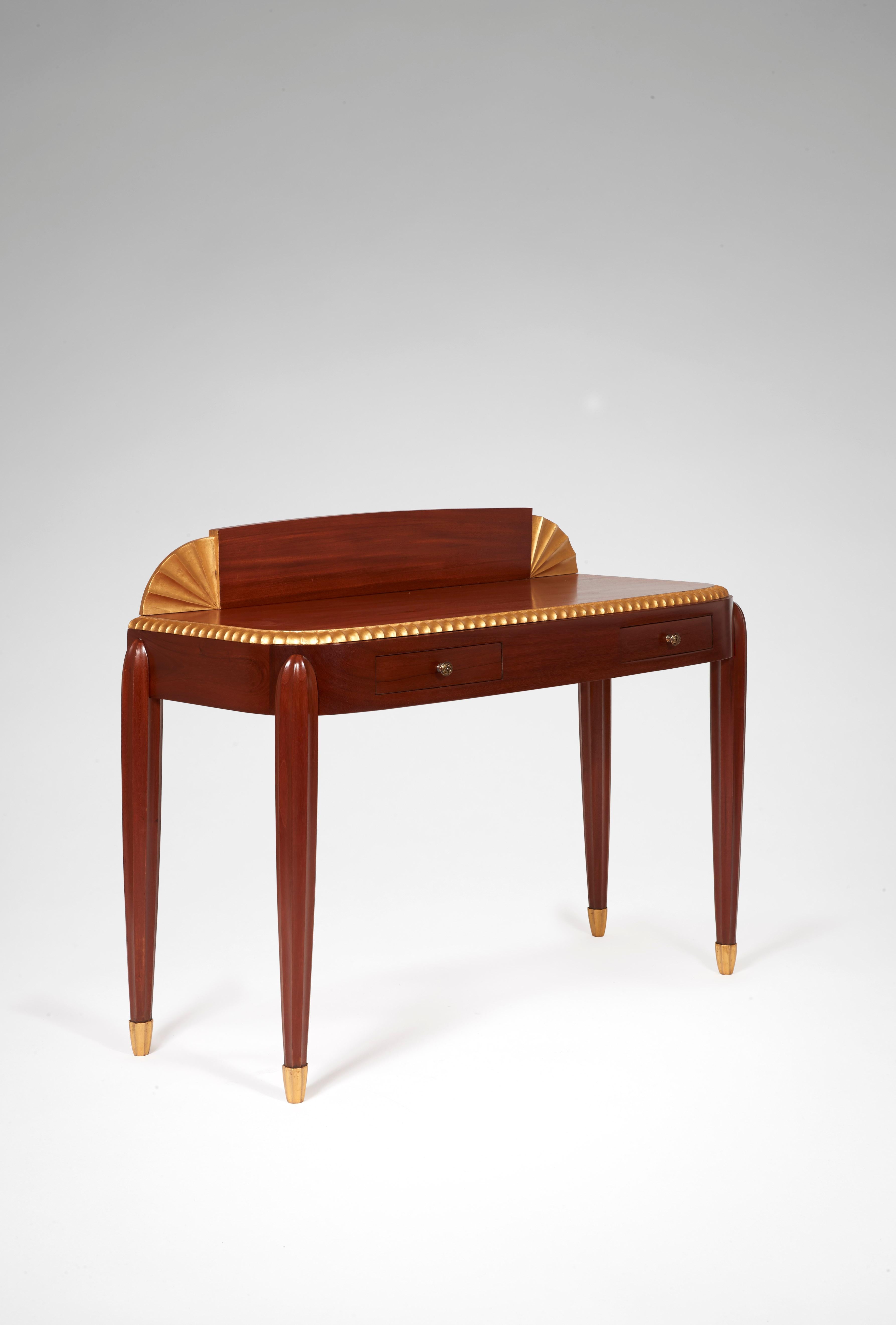 Lady's writing desk, circa 1925.

Lady's writing desk in mahogany wood opening by two drawers in the belt, with a rectangular round-angled tray decorated with a notched upper frieze, ornamented with a shelf with handheld fans on both sides.