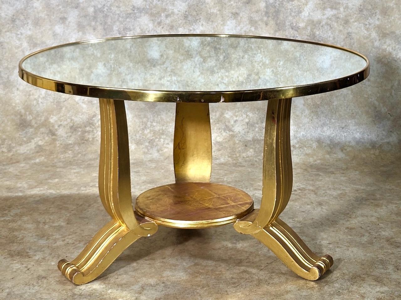 Table basse française du milieu du siècle dernier, circa 1950, par Jules Leleu en bois sculpté et doré. Documenté dans Ensembles Mobiliers, 1952. Voir les photos.

JULES-EMILE LELEU

(1883-1961)

Français  sculpteur et designer, Jules Leleu est né
