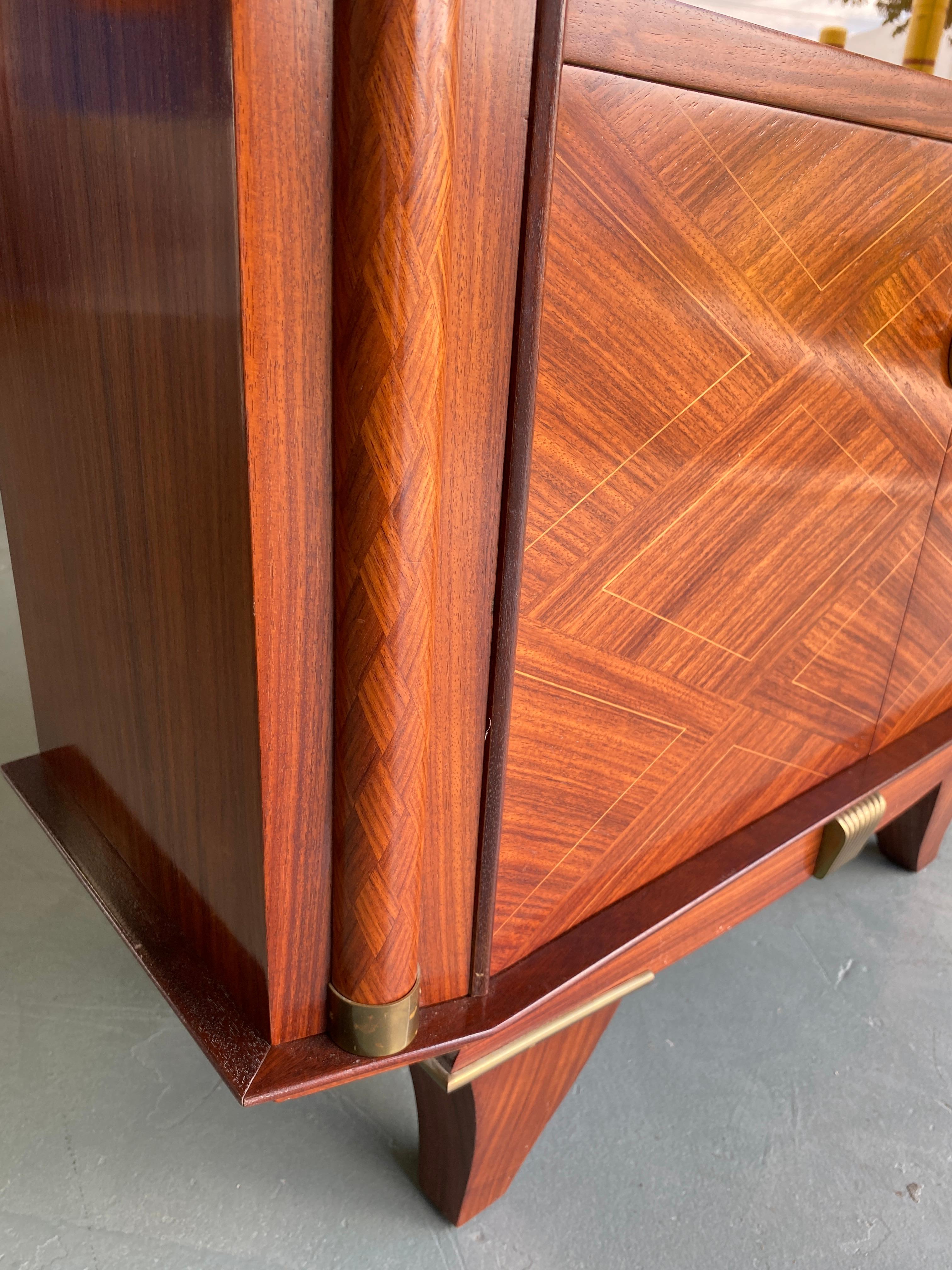 French Art Deco Dry Bar Cabinet, 
Elegance Attributed to Jules Leleu

This captivating French Art Deco display cabinet, attributed to the renowned designer Jules Leleu, embodies the era's elegance and functionality. Crafted from luxurious mahogany