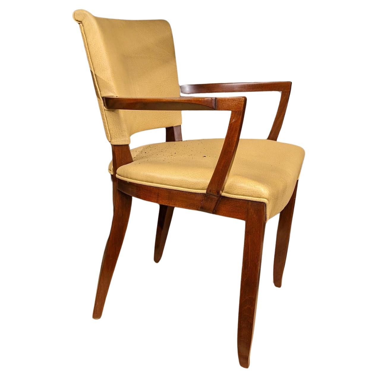 Coppia di poltrone Art Deco francesi in ciliegio di Jules Leleu, circa 1933. Restaurato, rifinito e tappezzato. Questo modello misura 21,5