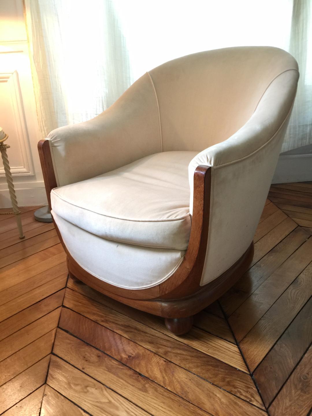 Jules Leleu (1883-1961)
A pair of gondolas armchairs in walnut veneer and structure covered with fabric. Designed by Jules Leleu in France, circa 1925.
Inclined backrest and armrests with rounded cuffs. Curved base facade uprights, circular low