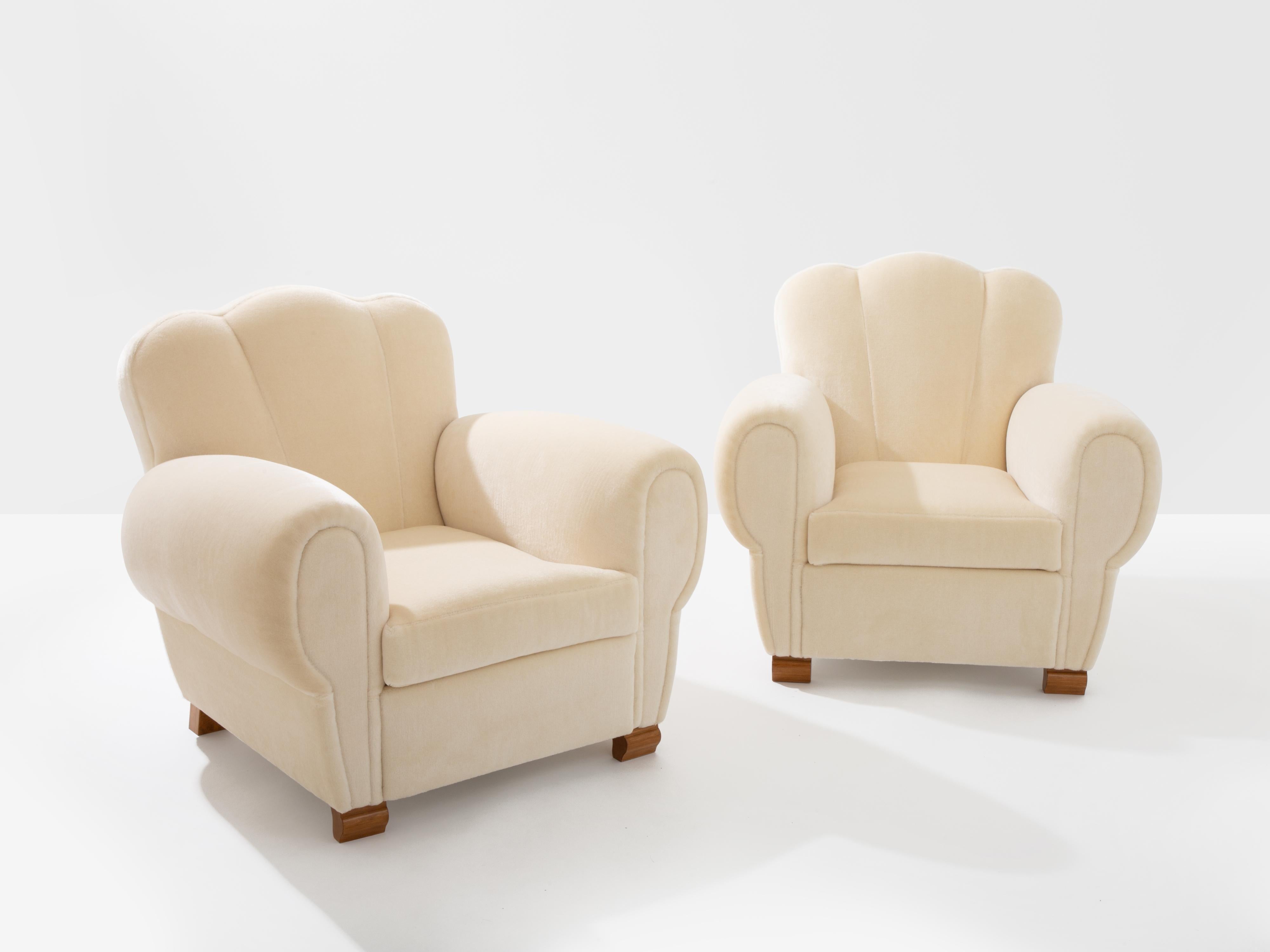 Jules Leleu pareja de sillones club terciopelo mohair blanco años 40 en venta 3