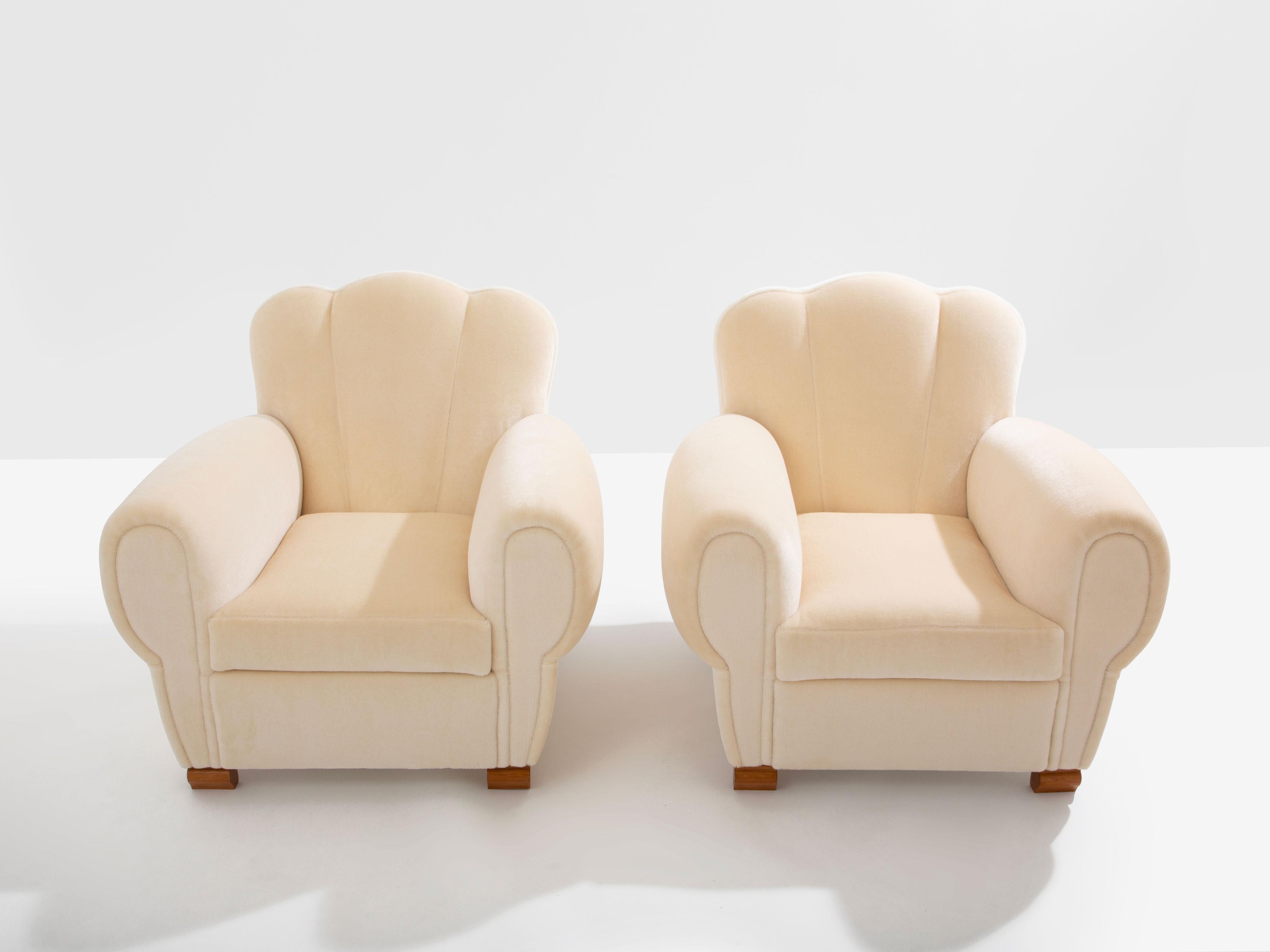 Jules Leleu pareja de sillones club terciopelo mohair blanco años 40 en venta 5