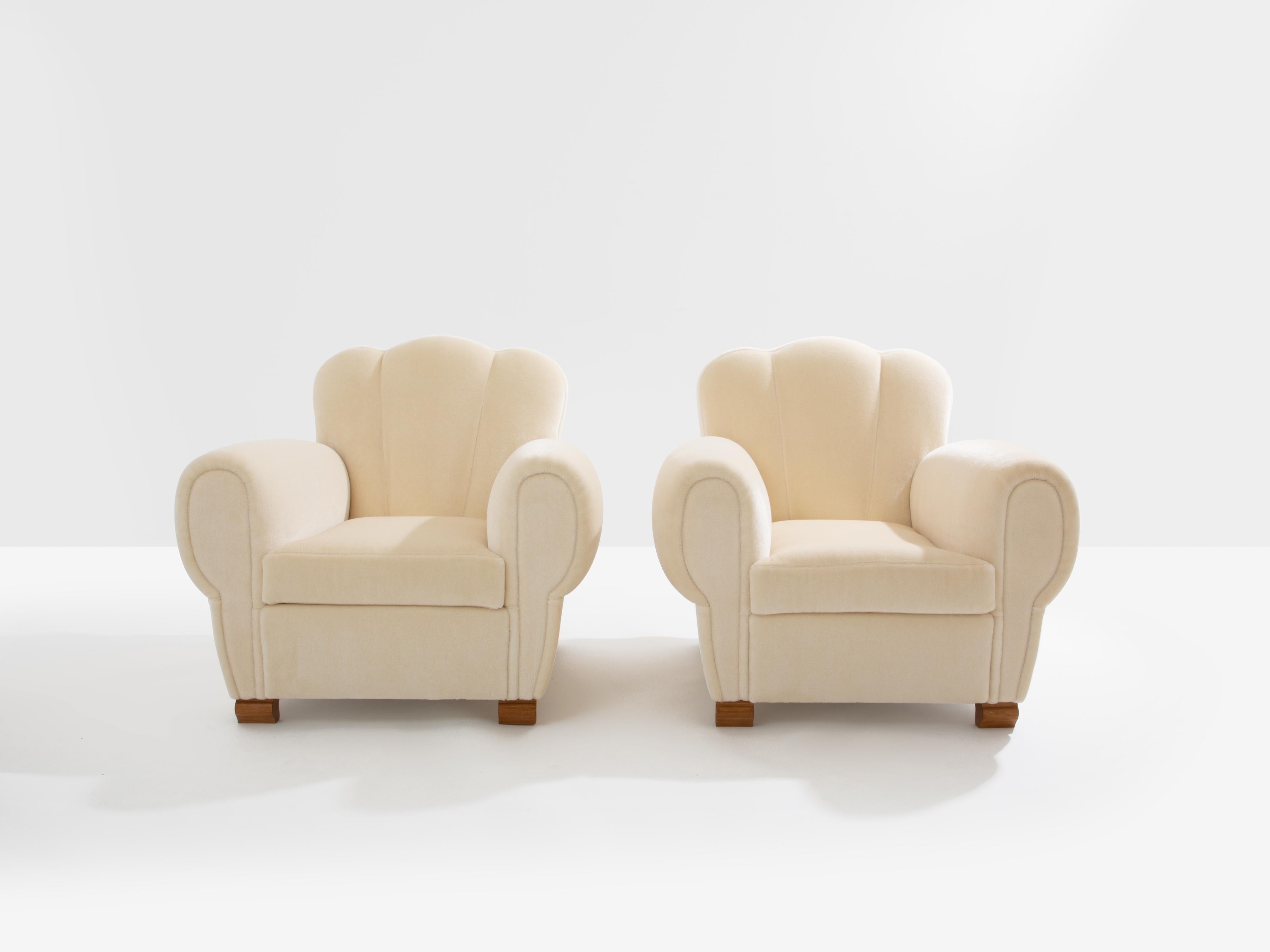 Esta hermosa pareja de sillones diseñados por Jules Leleu hacia 1945 encarna las suaves líneas de los sillones club art déco que salieron al mercado a principios de los años treinta. Sus líneas suaves y redondeadas son toda una belleza, rematadas