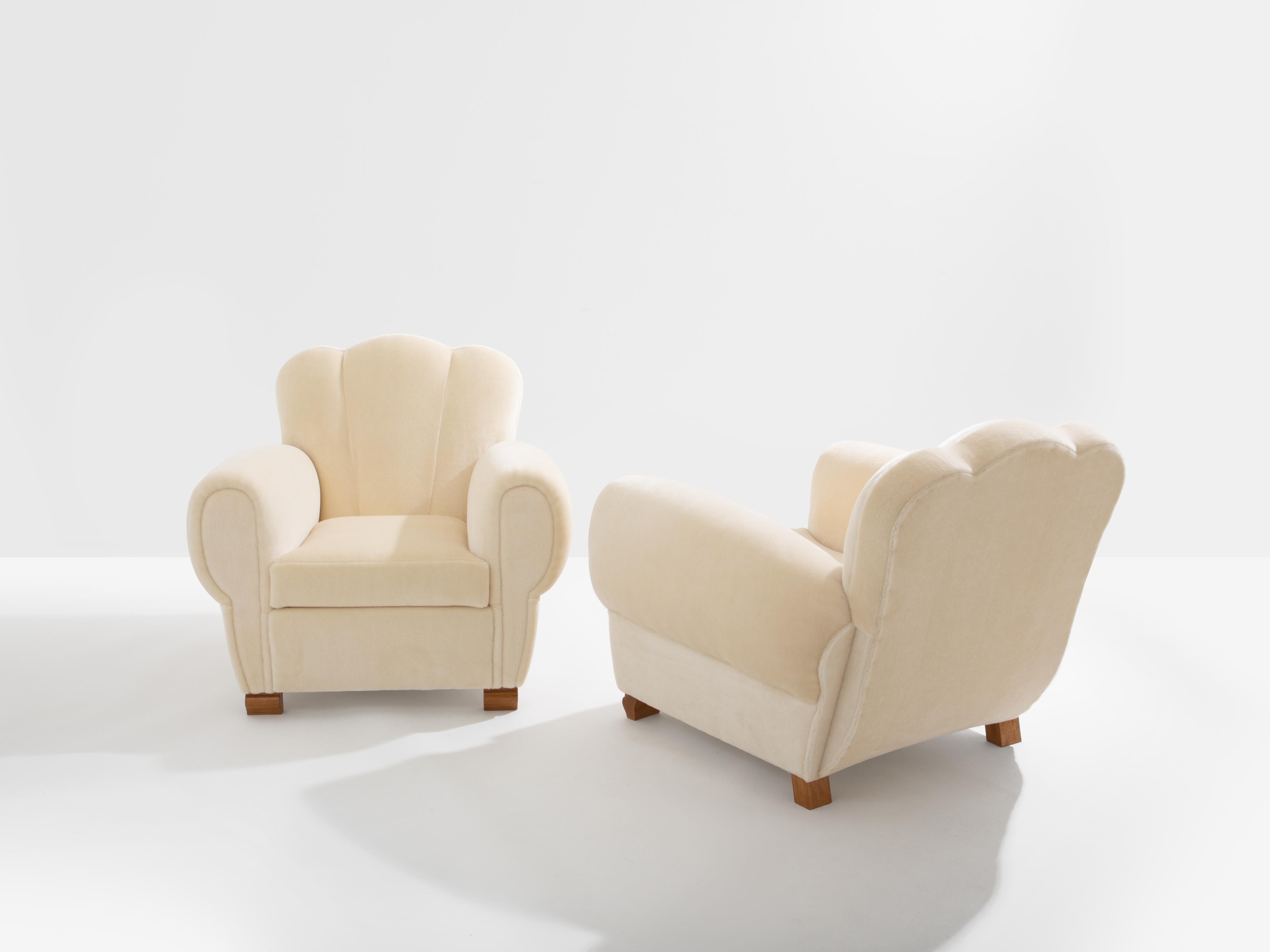 Jules Leleu pareja de sillones club terciopelo mohair blanco años 40 Art Decó en venta