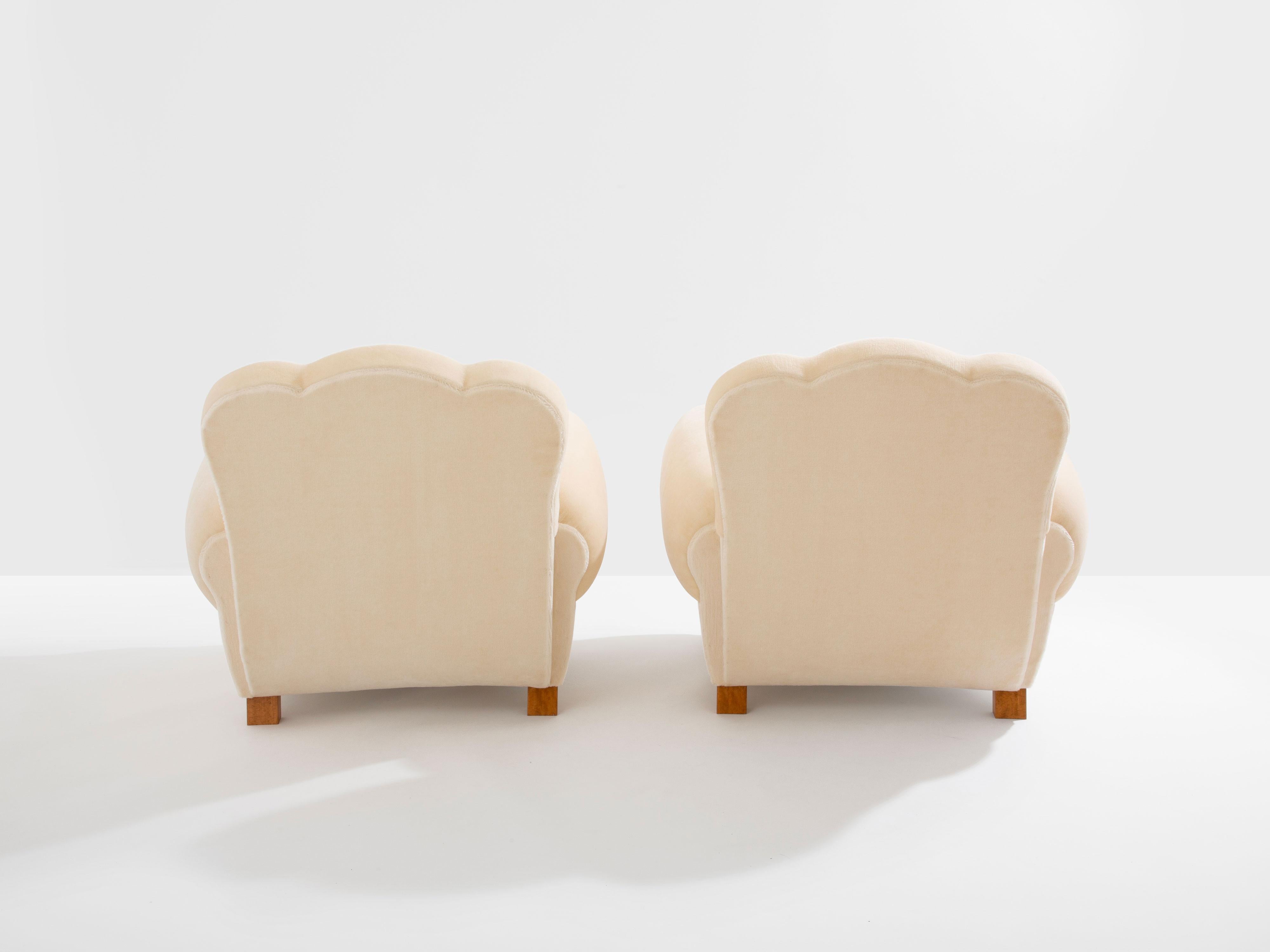 Jules Leleu pareja de sillones club terciopelo mohair blanco años 40 Francés en venta