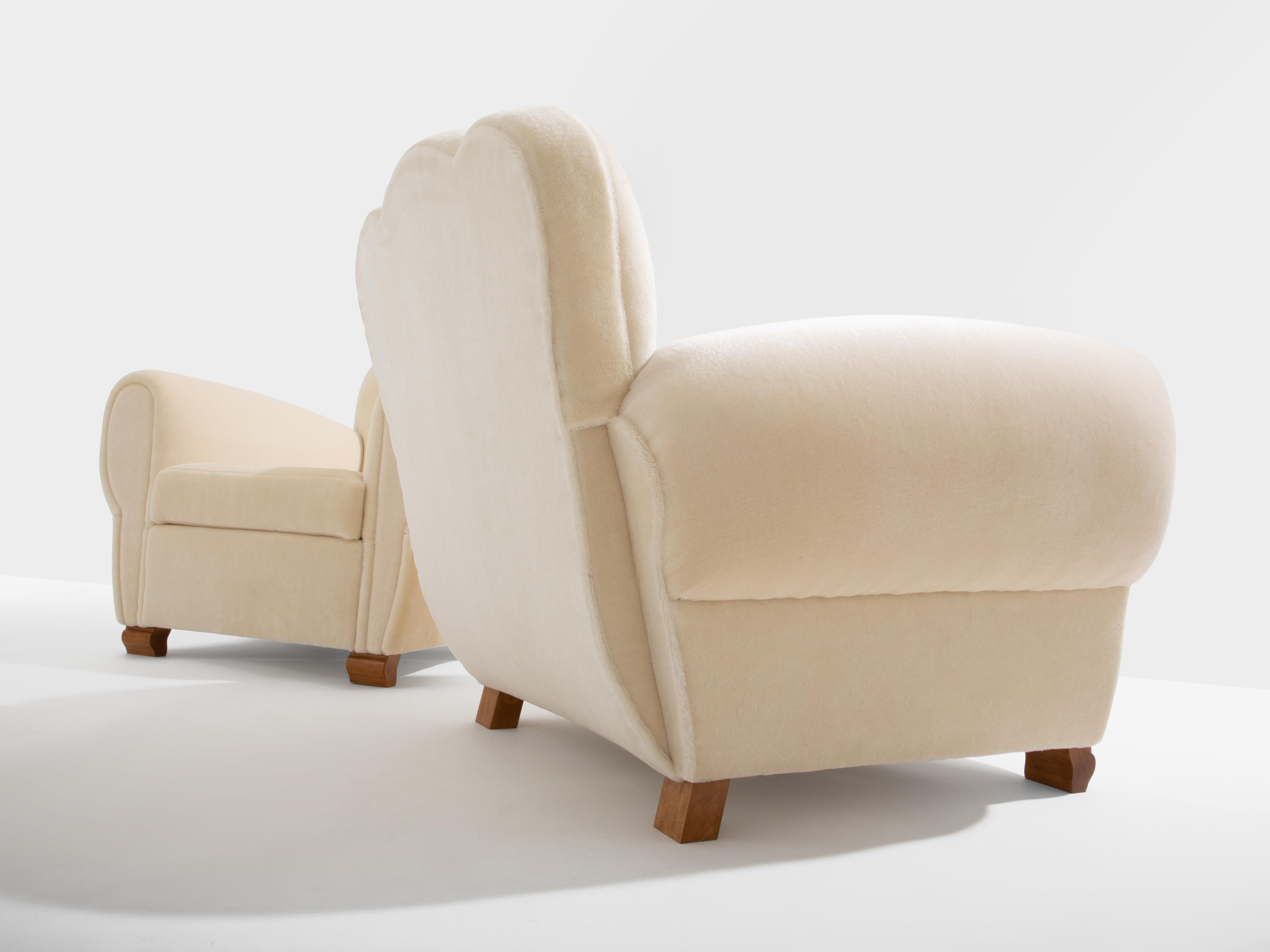 Jules Leleu pareja de sillones club terciopelo mohair blanco años 40 en Bueno estado para la venta en Paris, IDF
