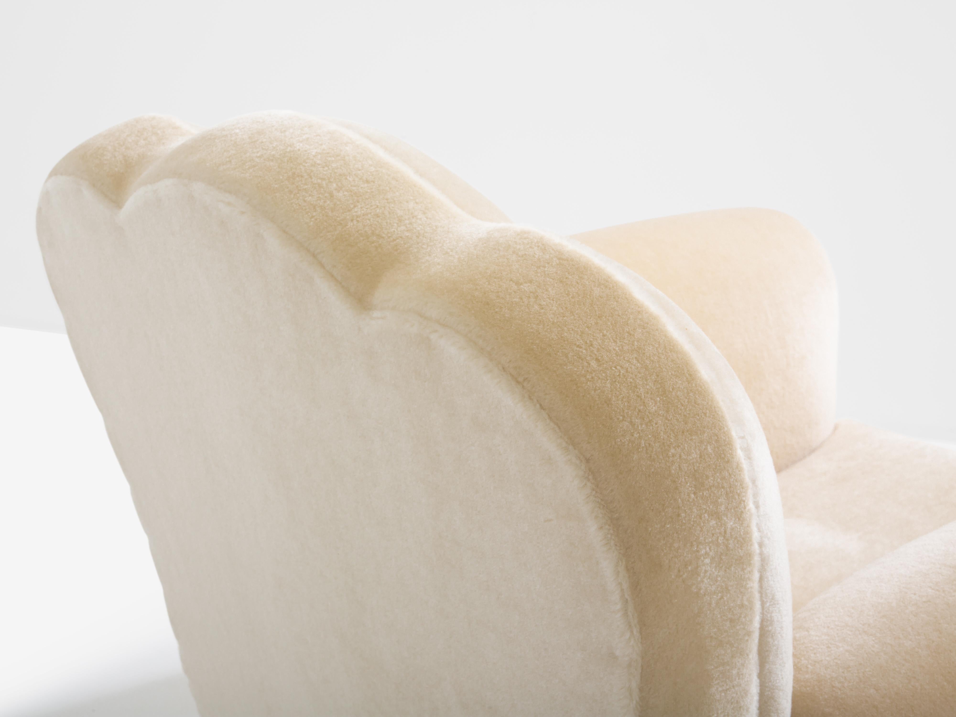 Jules Leleu pareja de sillones club terciopelo mohair blanco años 40 en venta 1