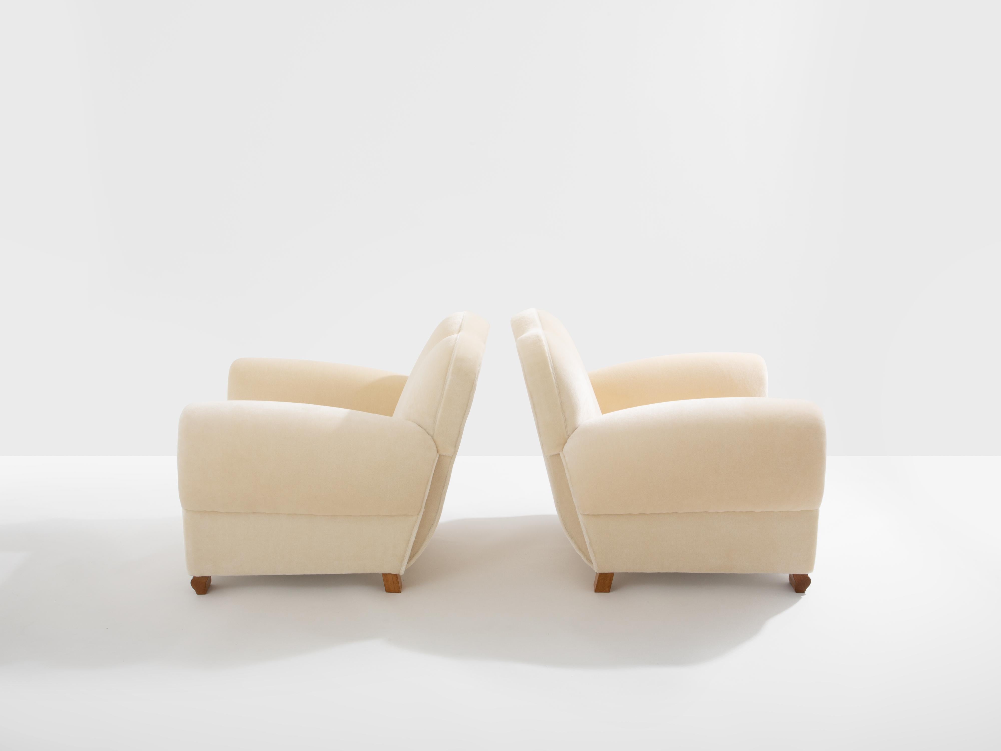Jules Leleu pareja de sillones club terciopelo mohair blanco años 40 en venta 2