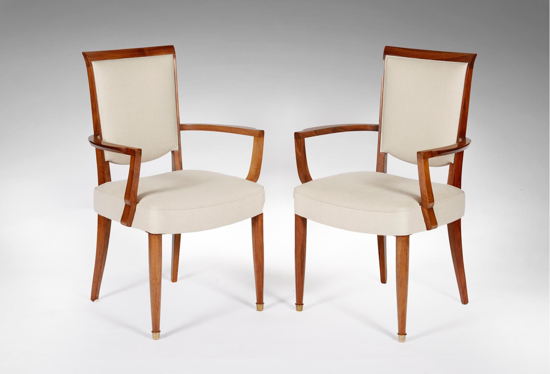 In wood veneer with a slightly inclined backrest resting on a sabre base, the front legs with brass sabots. Covered with a cream fabric.
Measures: Chair: H 37.4 - W 19.8 - D 19.3 in
Armchair: H 37.4 - W 22.8 - D 19.3 in.