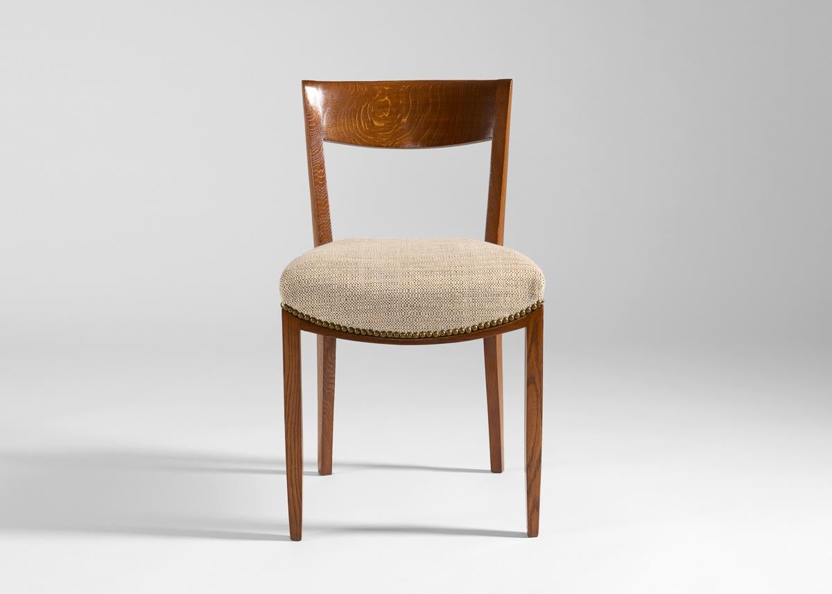 La maison Leleu s'est fait connaître dans les années 1920, pendant la période de l'Art déco, et s'est fait connaître par le classicisme orné de son mobilier richement raffiné et de ses intérieurs somptueux. Dans les années d'après-guerre, les