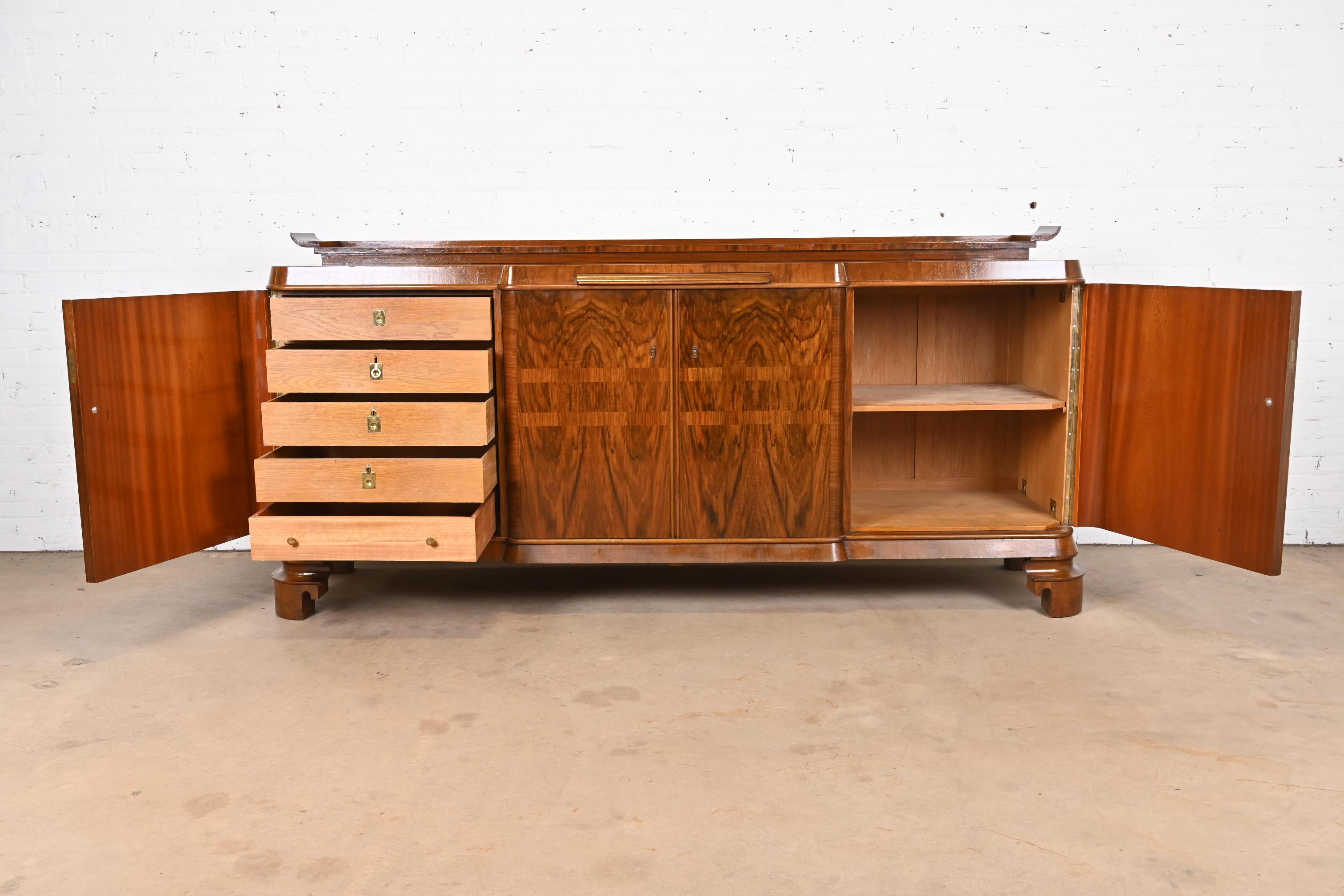 Jules Leleu Stil Französisch Art Deco Intarsien genoppt Nussbaum Sideboard oder Bar Kabinett (Mitte des 20. Jahrhunderts) im Angebot