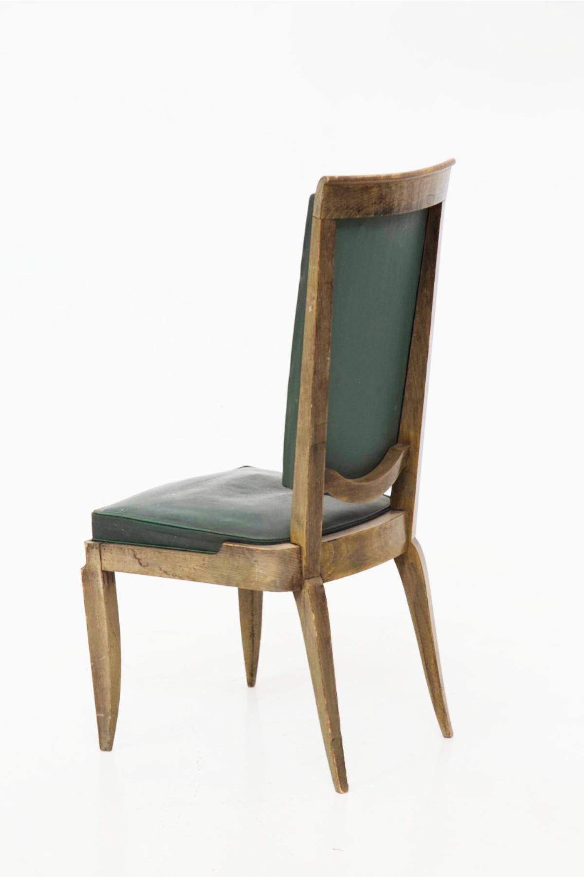Wunderschönes Set bestehend aus vier Holzstühlen, entworfen in den 1930er Jahren von Jules Leleu, französische Manufaktur.
Die Stühle haben sehr exzentrische Formen, sowohl hart geometrisch als auch weich und bequem.
Die Stühle haben einen feinen