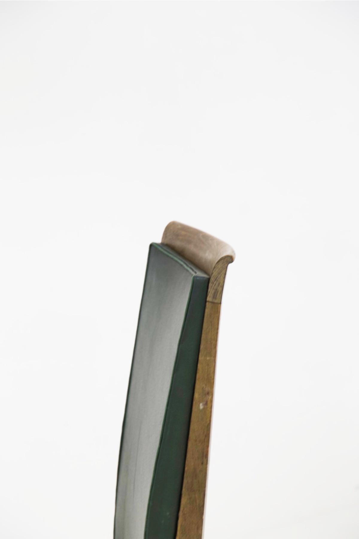 Jules Leleu Vintage-Stühle aus Holz und grünem Leder (Mitte des 20. Jahrhunderts) im Angebot