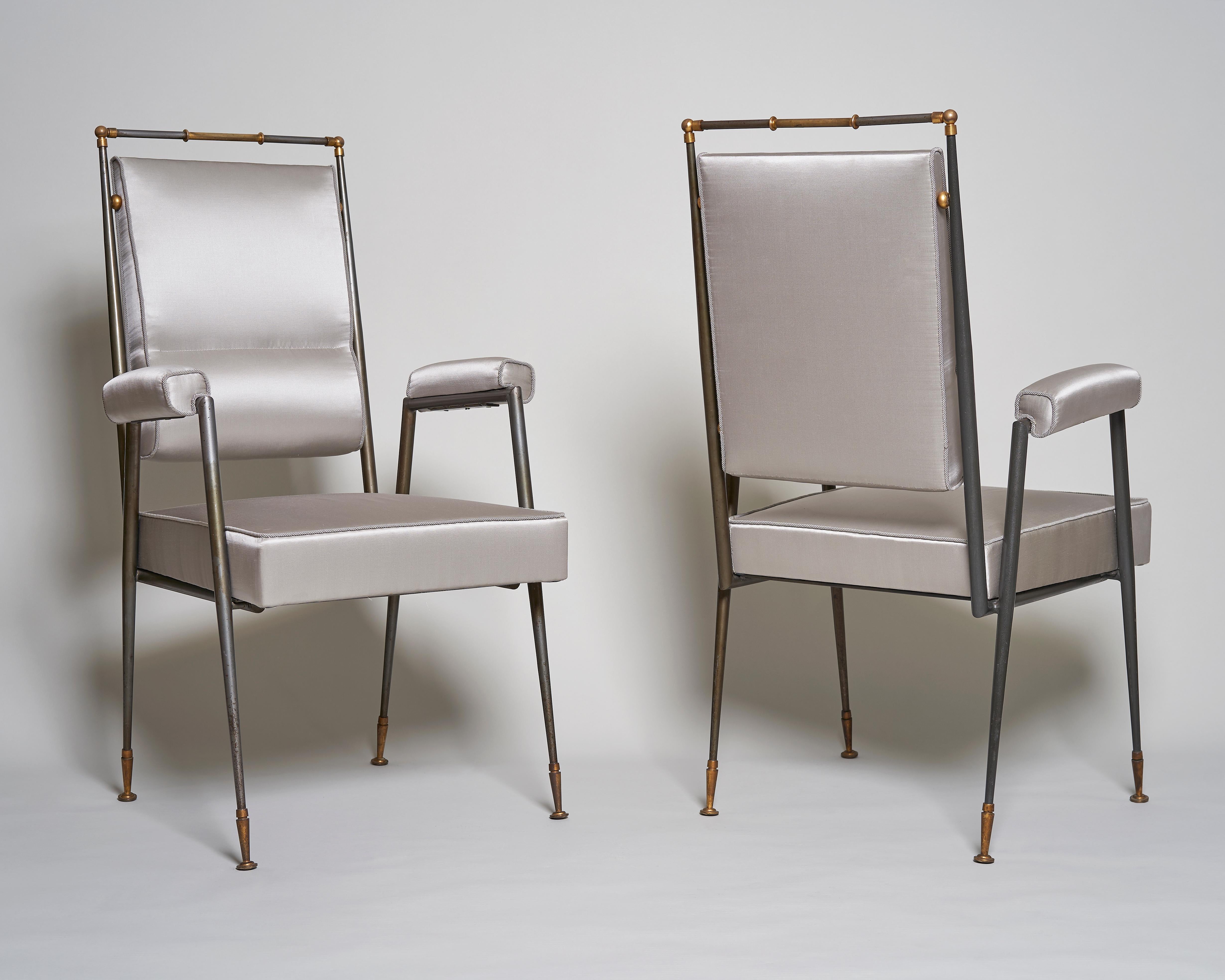 Paire de chaises de Jules Leleu, structure en bronze, tapisserie en soie. 
Excellent état. 