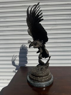 Scultura in bronzo "Il falco" di Jules Moigniez da 25 pollici