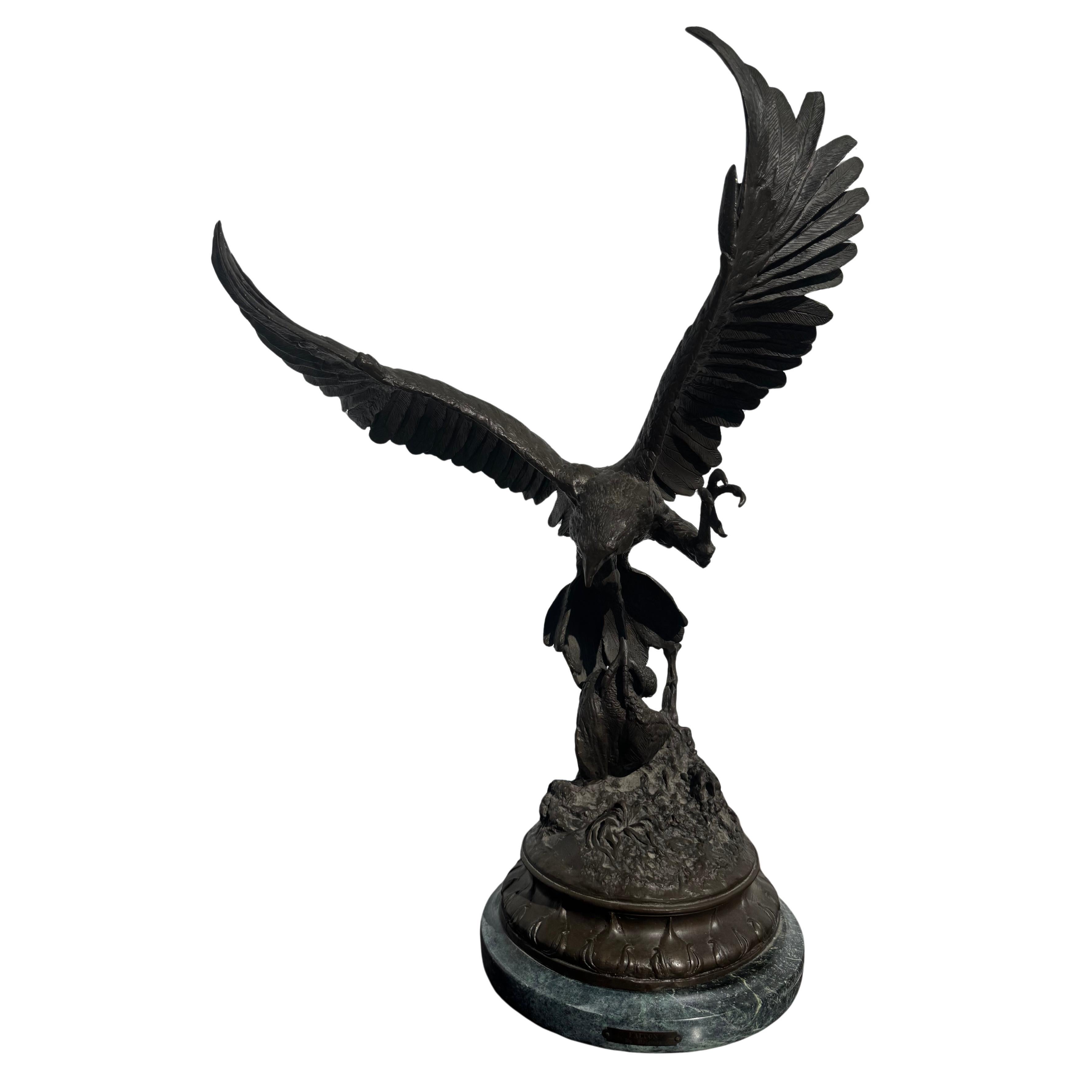 Scultura in bronzo "Il falco" di Jules Moigniez da 25 pollici