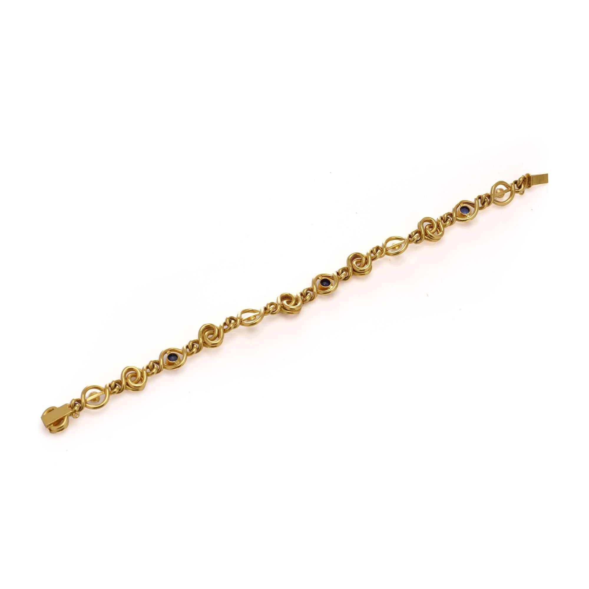 Indulge in the elegance of this exquisite French antique bracelet by Jules Rousseau.
Crafted in luxurious 24kt yellow gold, it features an alternating fancy links design, embracing lustrous natural pearls and stunning blue sapphires.
Made in France,