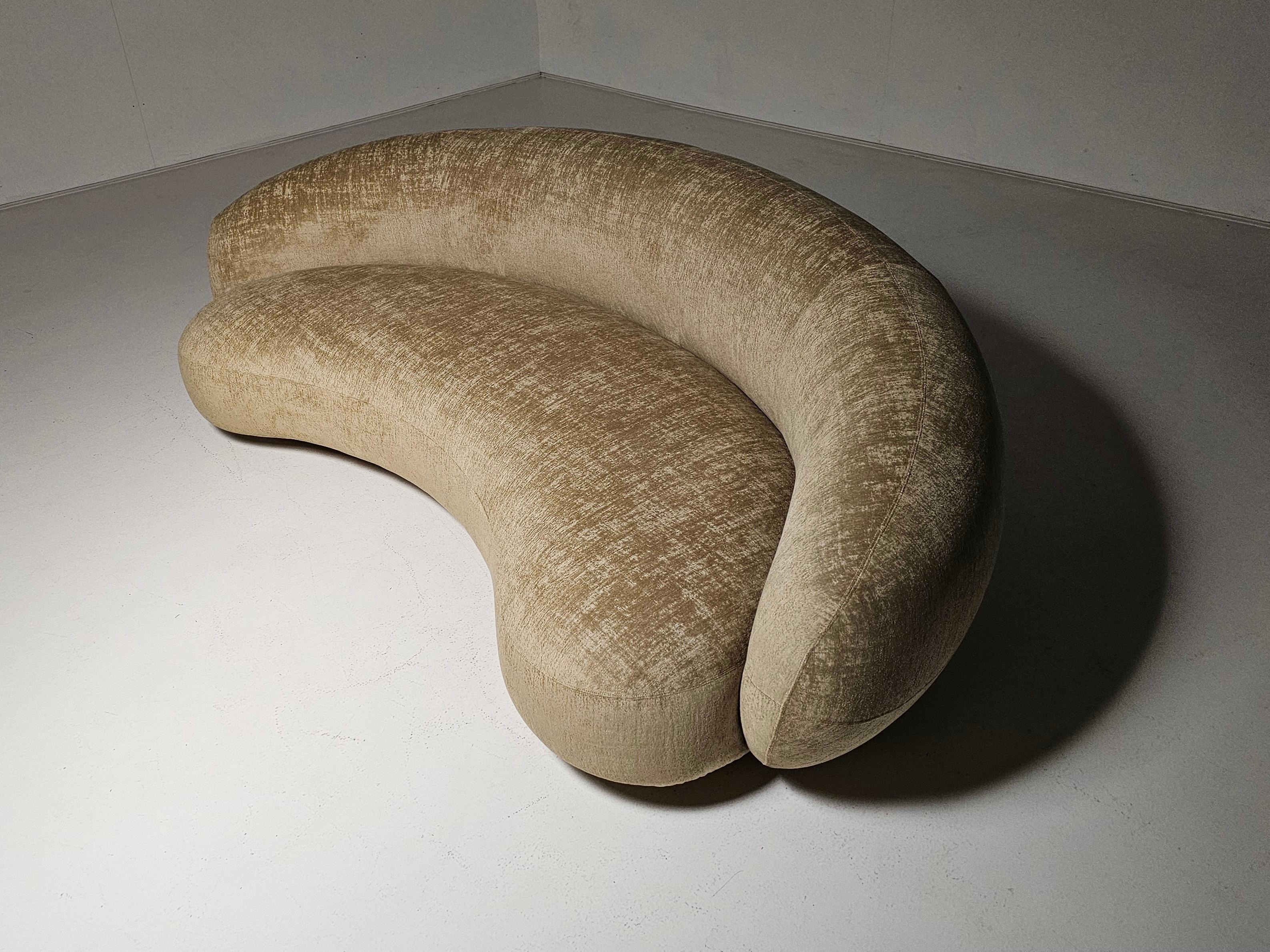 Découvrez le romantisme et la grâce du design avant-gardiste des années 1950 avec le canapé Julep, fabriqué en 2018 par le célèbre designer suédois Jonas Wagell pour la marque de luxe italienne Tacchini. Avec ses courbes douces, ses proportions