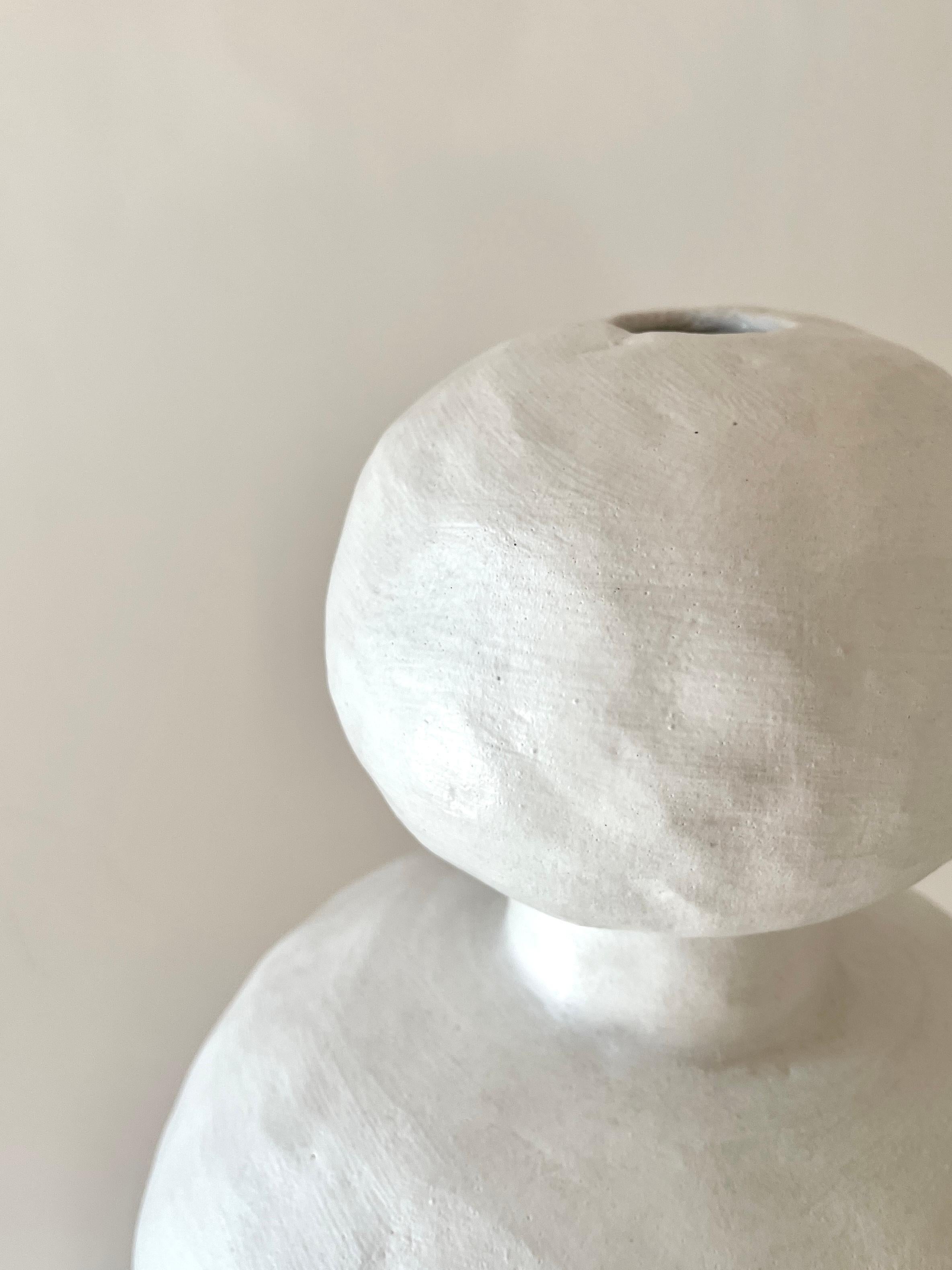 Weiße Jules-Vase von Meg Morrison (amerikanisch) im Angebot