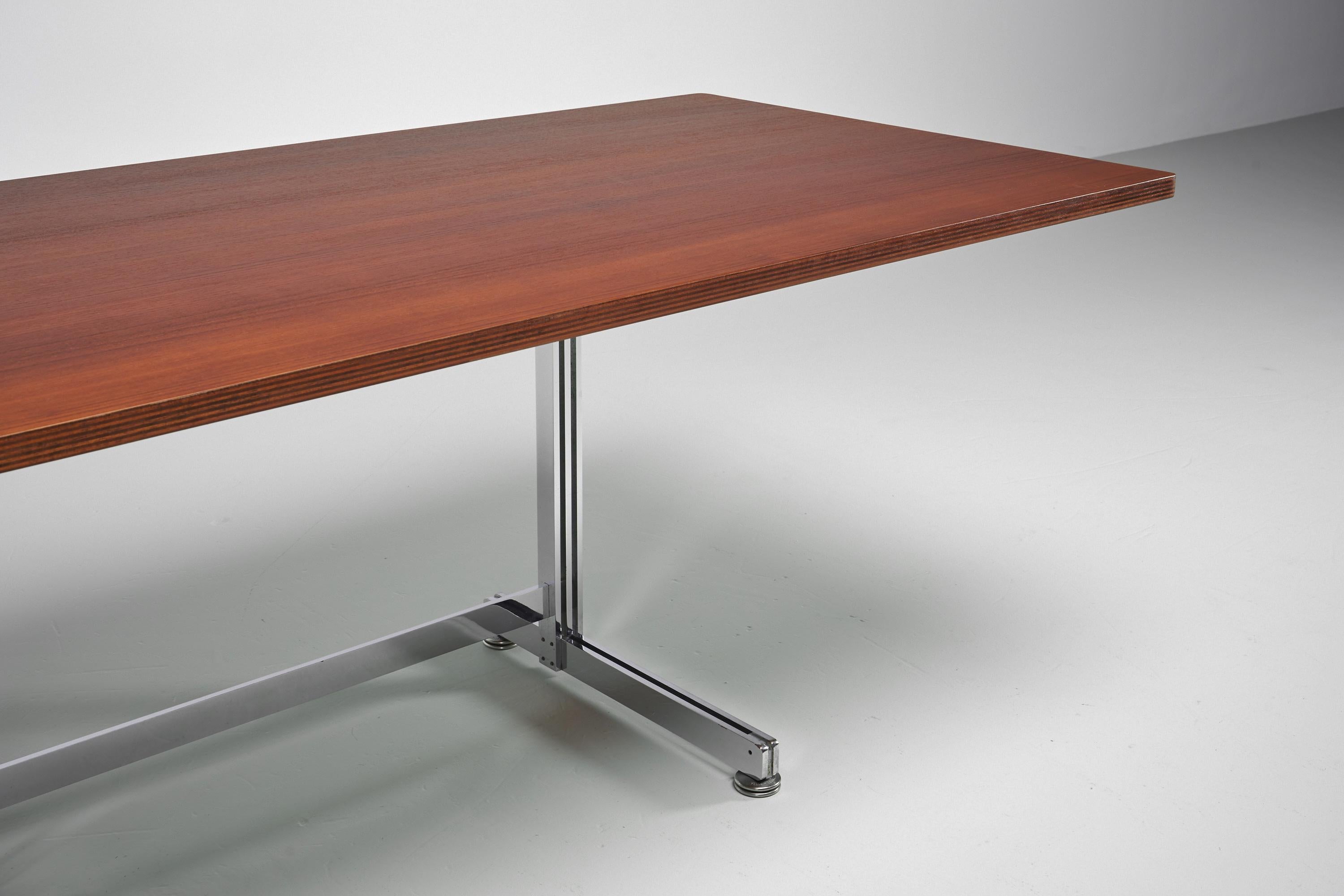 Jules Wabbes Escritorio Cintree Mobilier Universel Bélgica 1960 mediados del siglo XX en venta