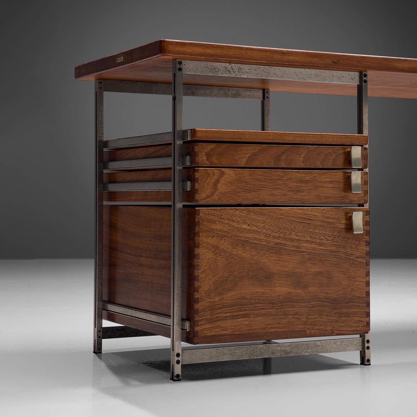 Mid-Century Modern Jules Wabbes Bureau d'angle avec tiroirs en Mutenyé  en vente