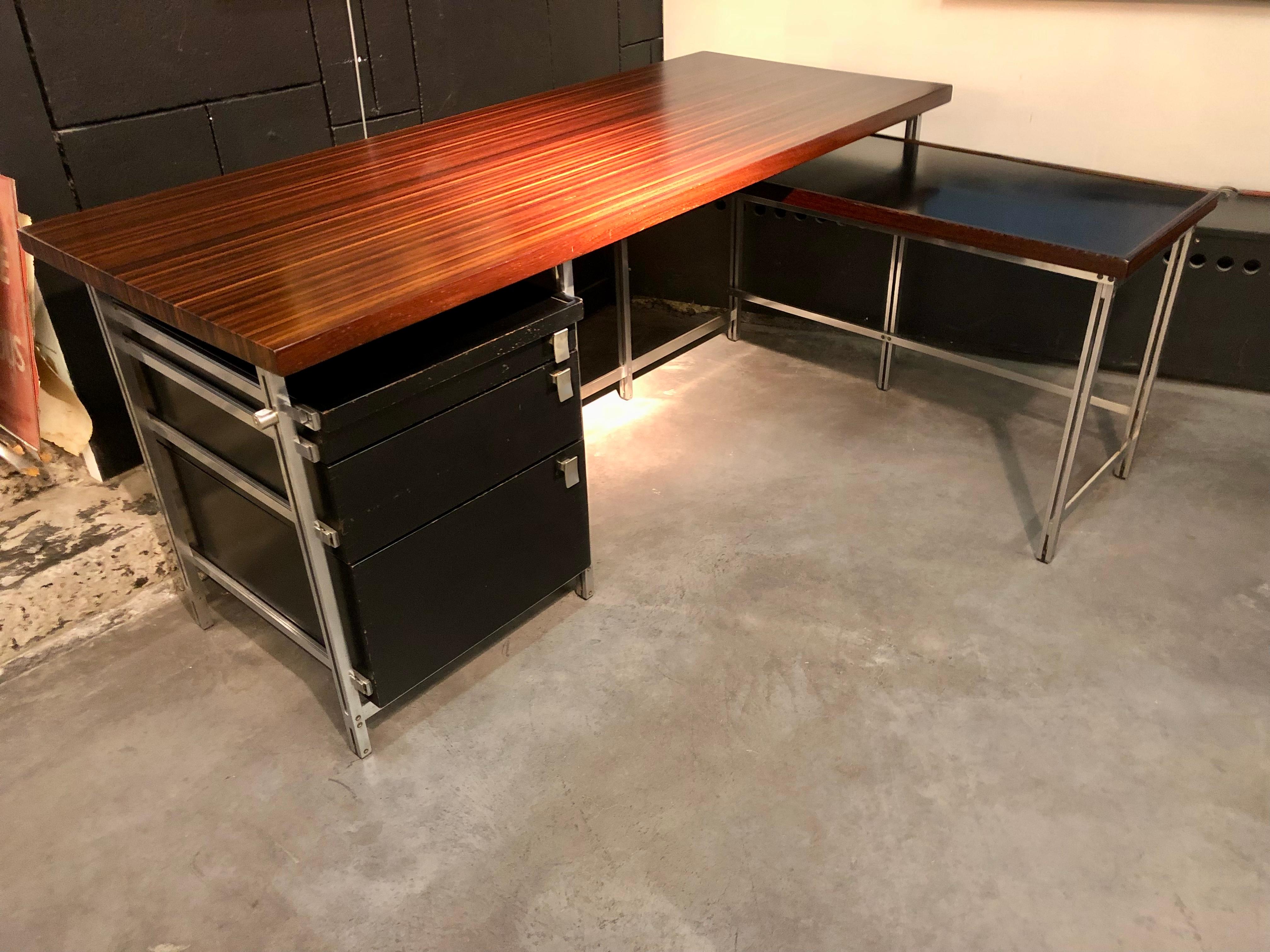 End-grain desk in wenge early production by mobilier universel in beginning of the sixties.
Very high standard of fabrication top in wenge and drawers in solid black lacquered wood and dovetails.