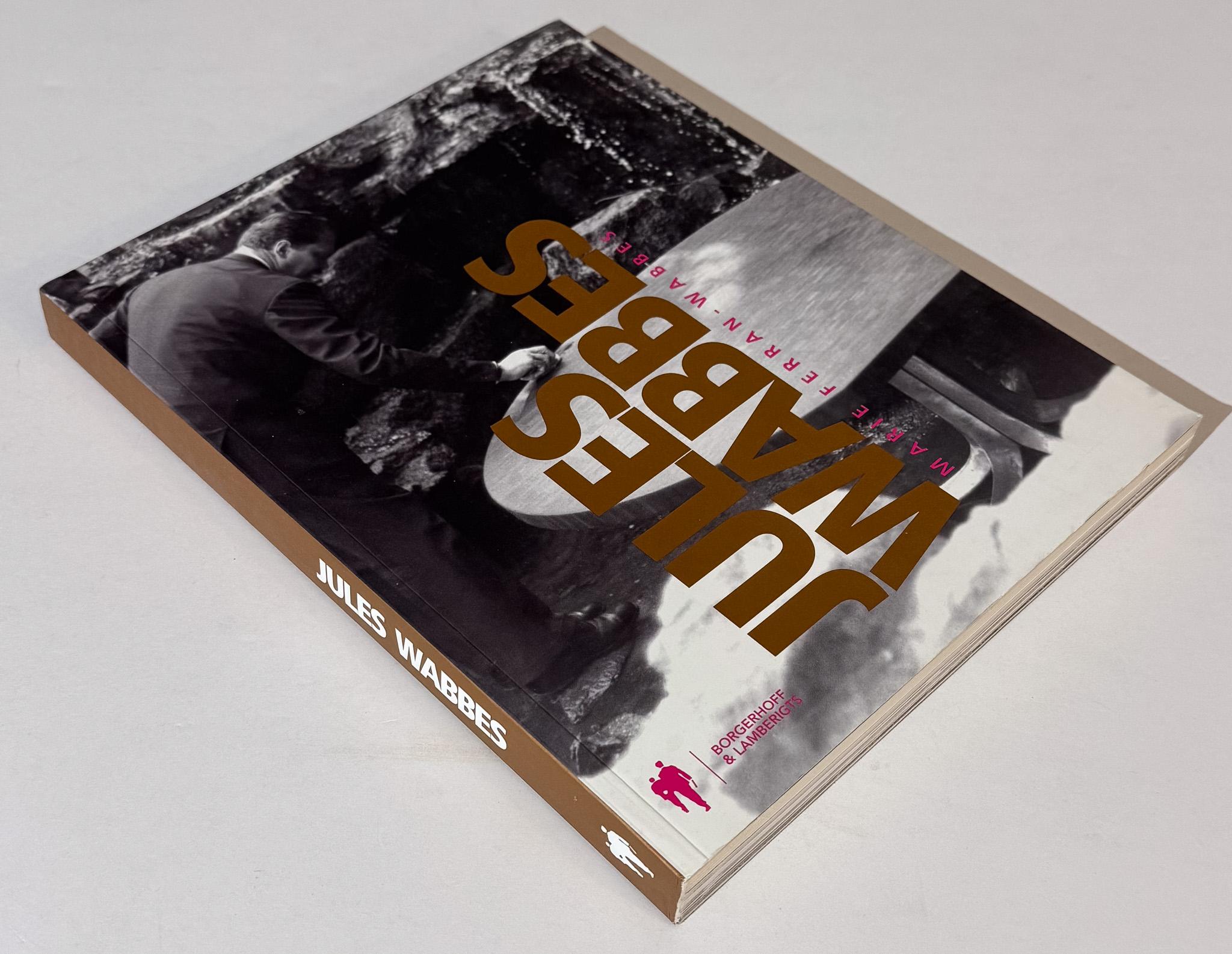 Primera edición de una monografía sobre el diseñador y arquitecto de interiores belga de mediados de siglo Jules Wabbes (1919-1974), editada y con texto en inglés de su hija, la historiadora del arte Marie Ferran Wabbes. Publicado en 2010 por