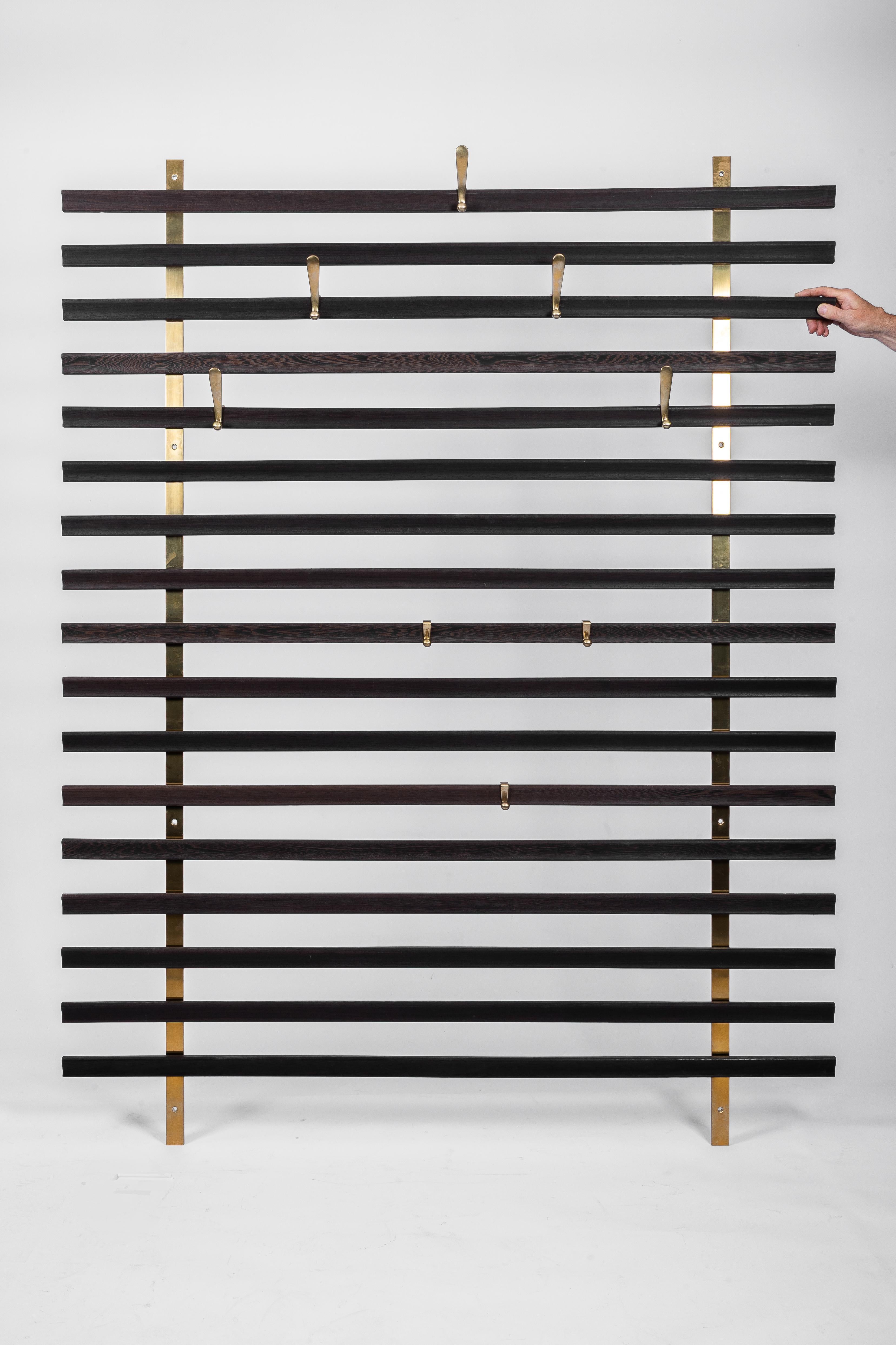 Jules Wabbes: slatted coat rack in Wengé and brass Moderno de mediados de siglo en venta