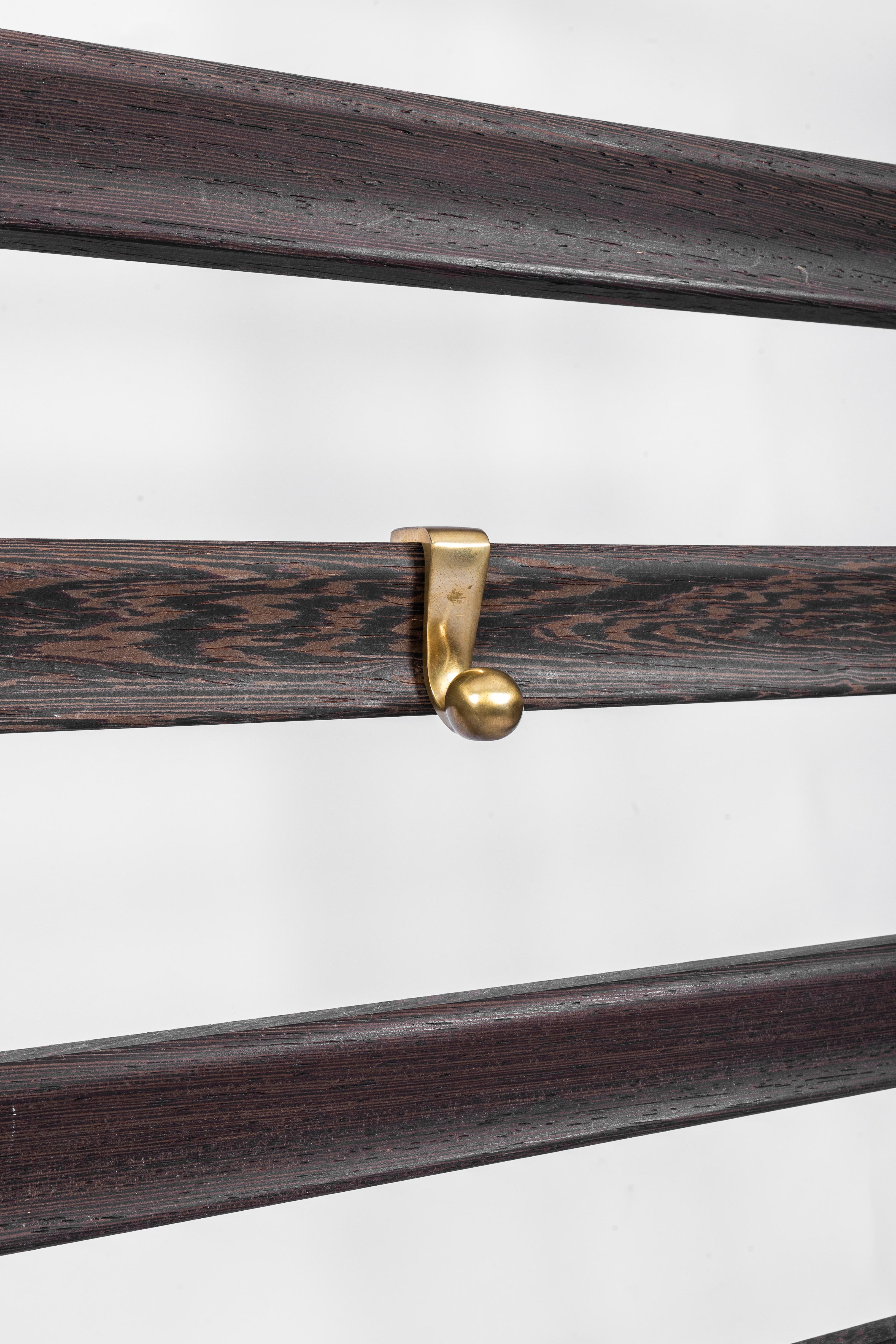 Jules Wabbes: slatted coat rack in Wengé and brass Belga en venta