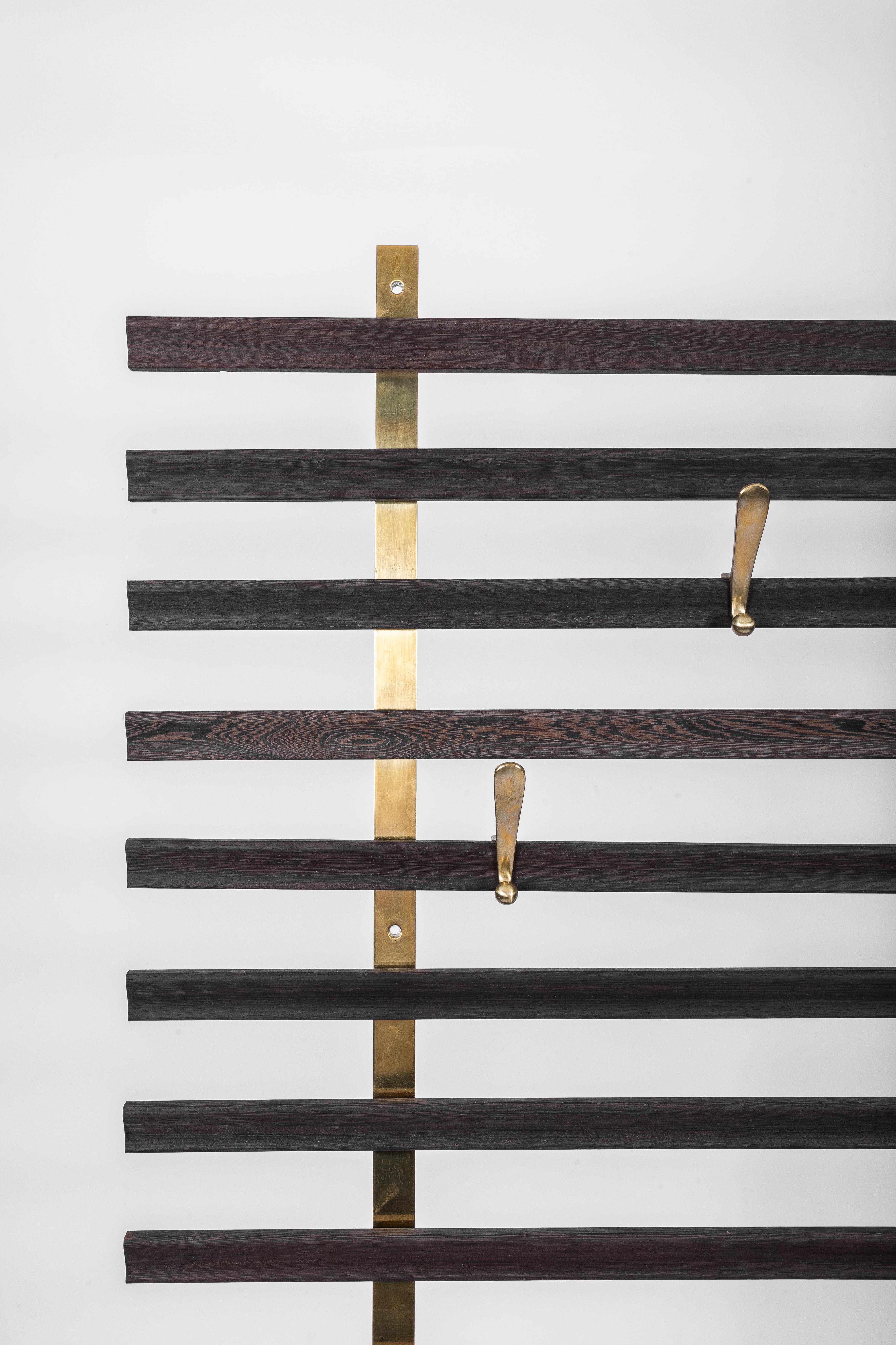 Jules Wabbes: slatted coat rack in Wengé and brass Moldeado en venta