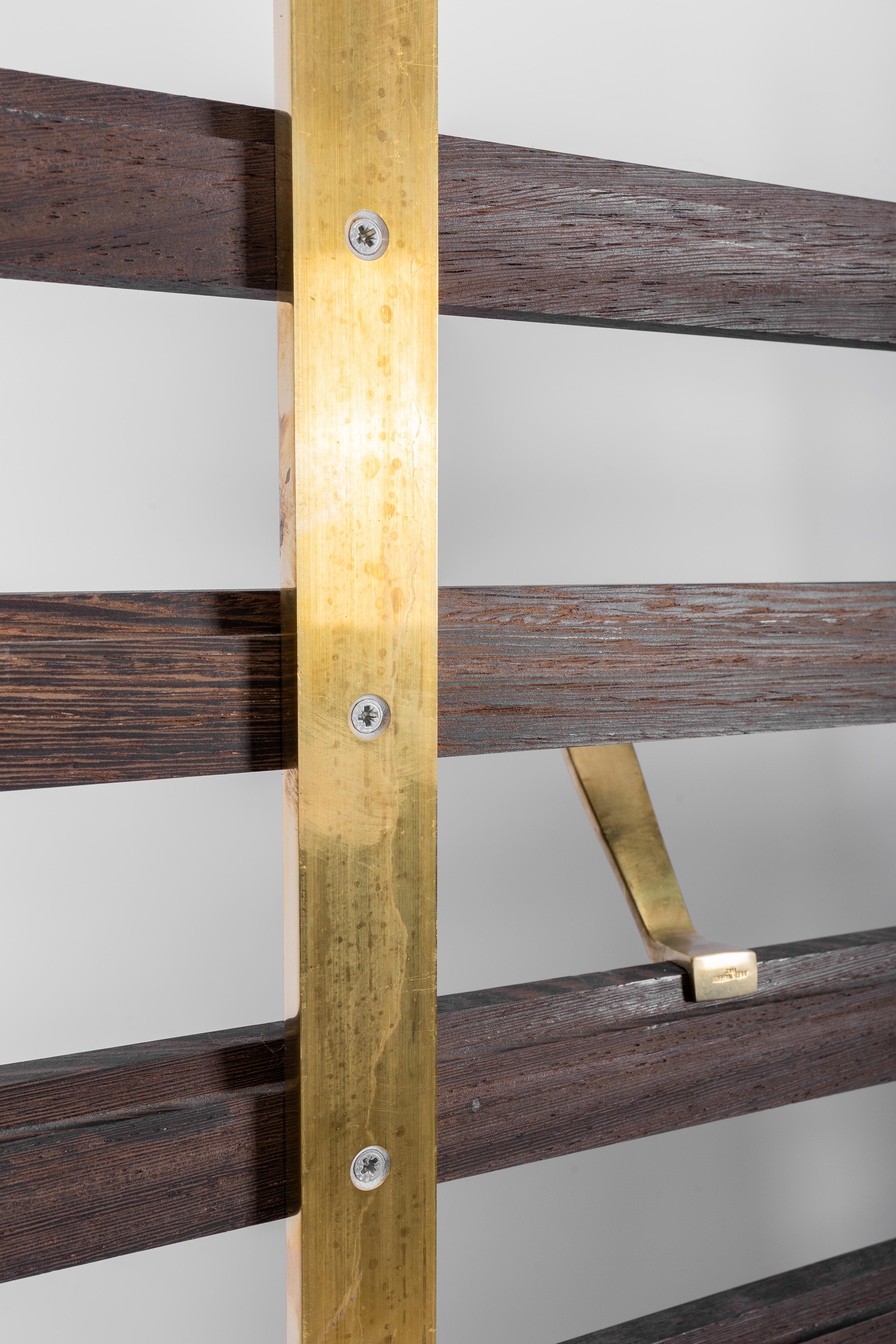 Jules Wabbes: slatted coat rack in Wengé and brass Siglo XXI y contemporáneo en venta