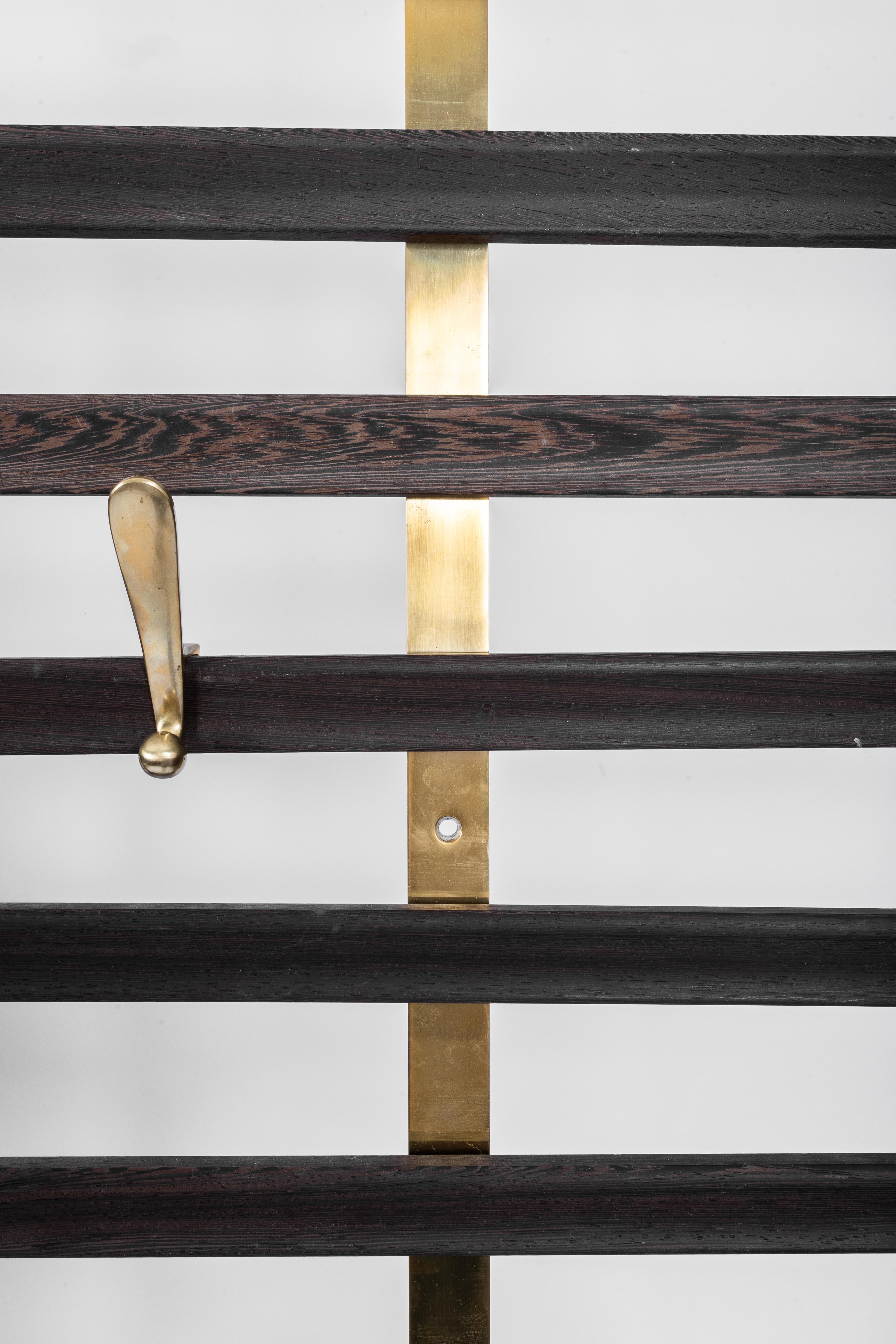 Jules Wabbes: slatted coat rack in Wengé and brass Latón en venta