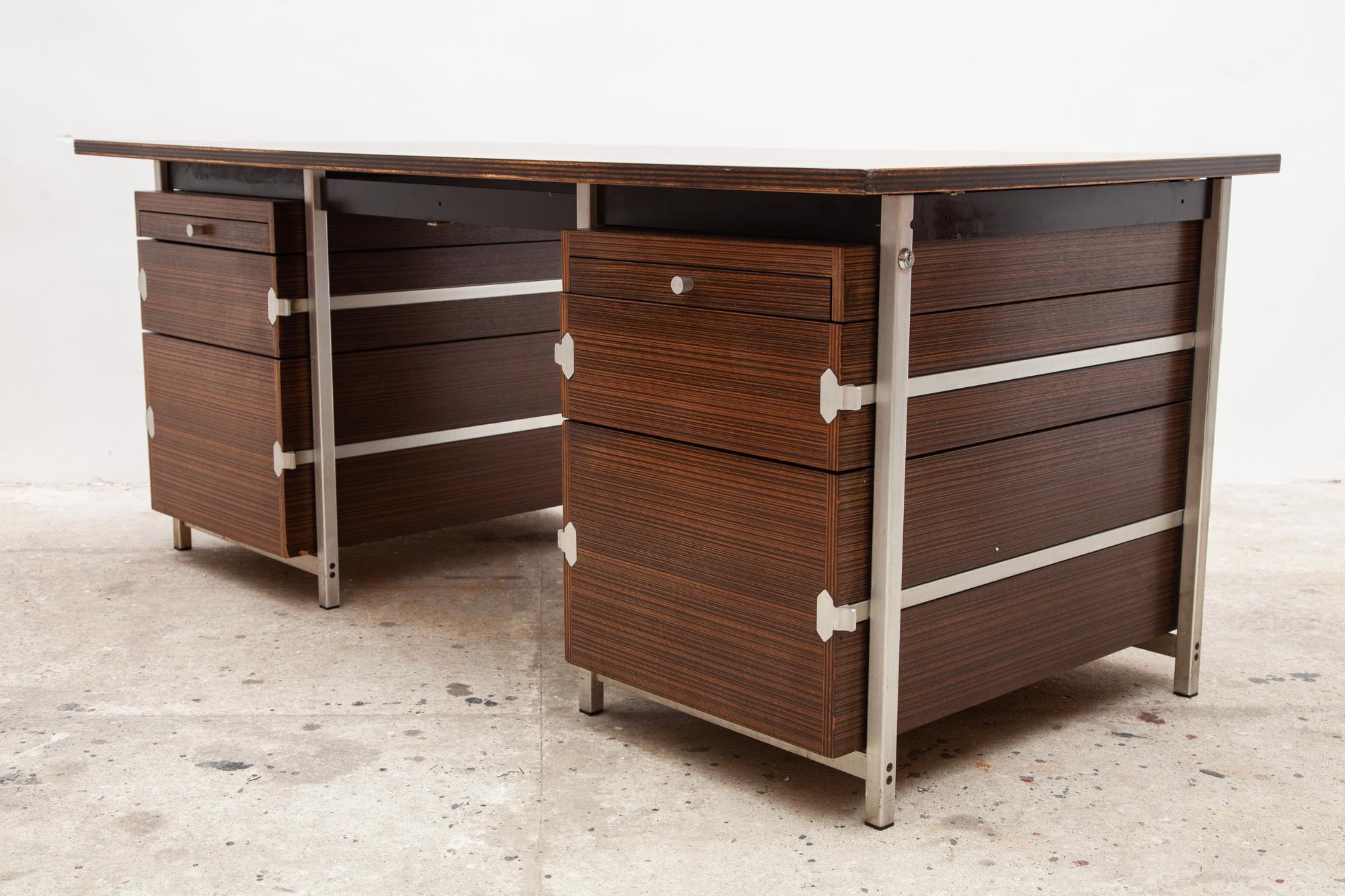 Midcentury floating top office desk 1969, designed by Jules Wabbes for Atelier Bergwood, Brussel.
This desk with two-drawer compartments executed in an aluminum frame with a rectangular top in rosewood made of plywood.
Jules Wabbes / Universal