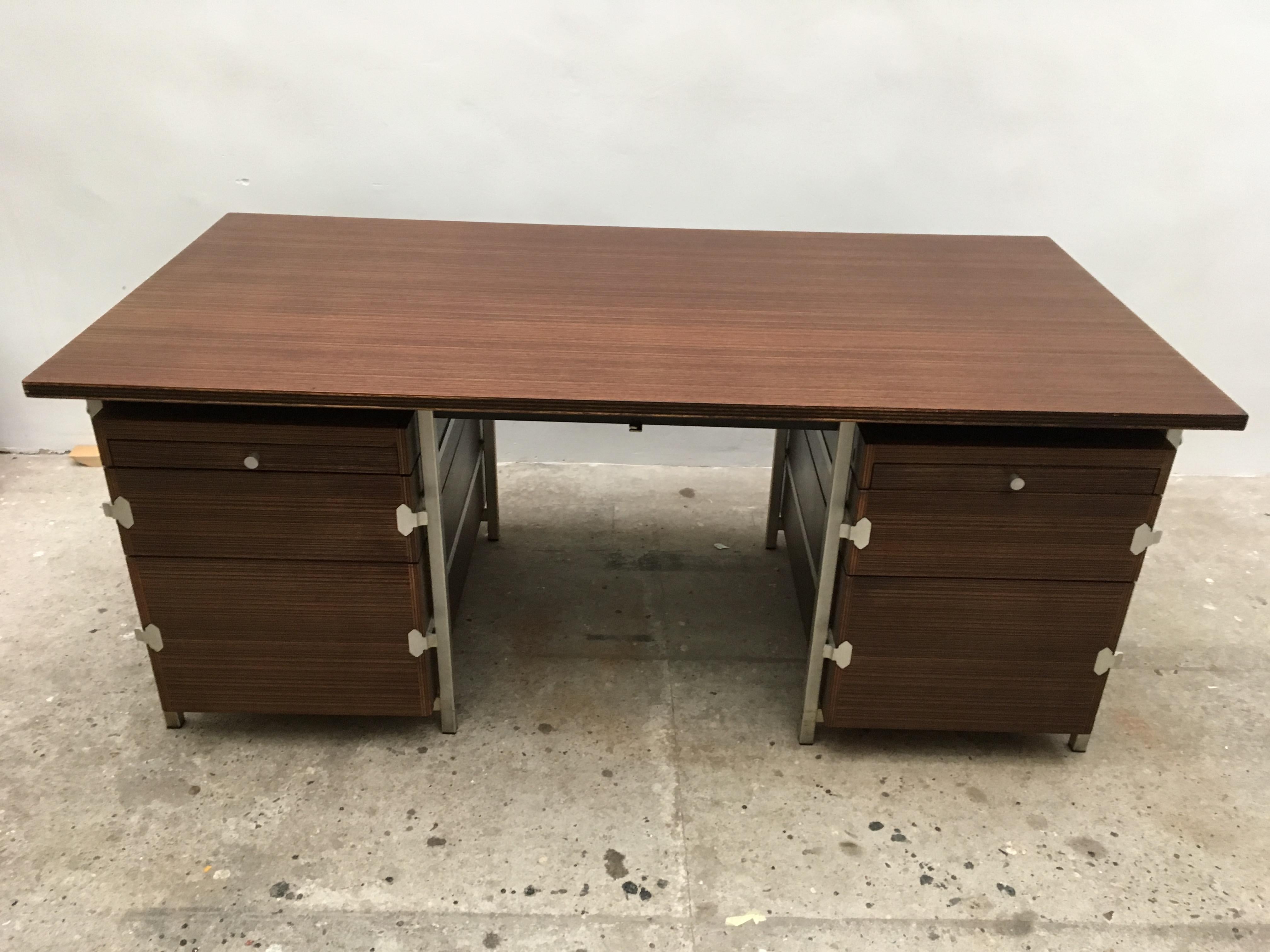 Bürotisch 1969:: entworfen von Jules Wabbes für das Atelier Bergwood:: Brüssel. 
Dieser Schreibtisch mit zwei Schubladenfächern ausgeführt in einem Aluminiumrahmen mit einer rechteckigen Platte in Palisander
aus Sperrholz. 
Jules Wabbes /