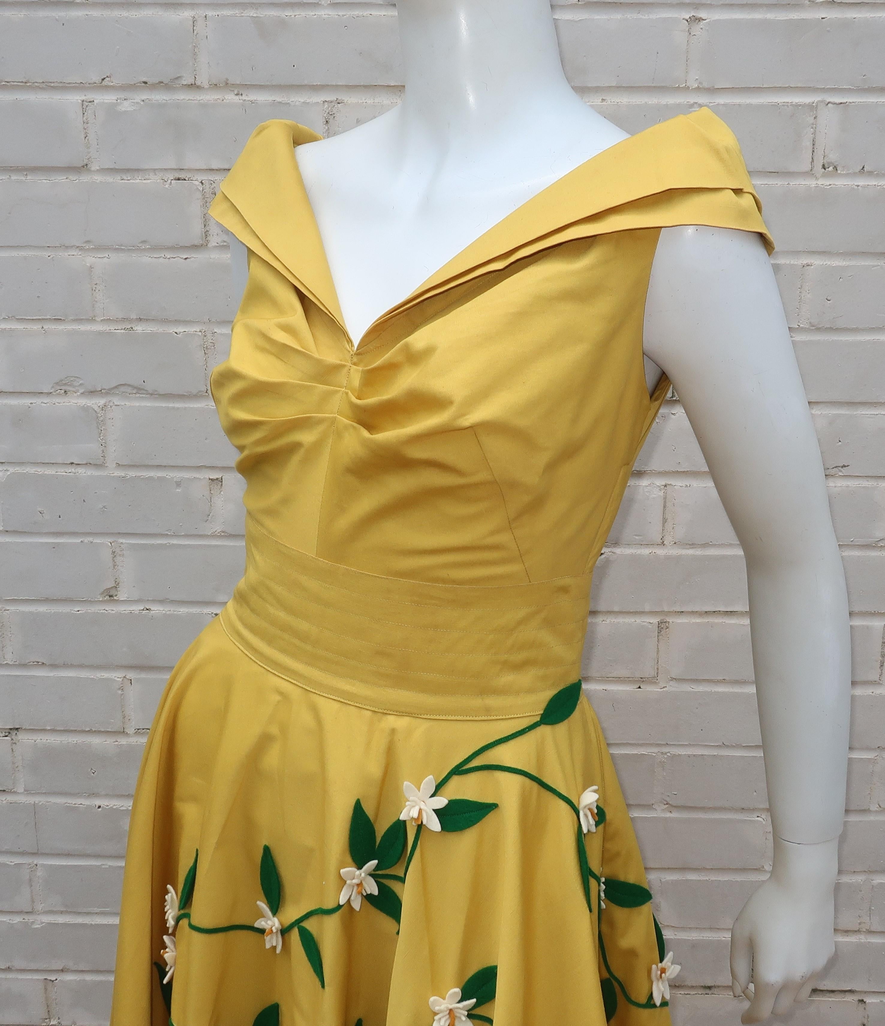 Juli Lynne Charlot Circle Skirt Dress With Felt Flowers, C.1950 In Fair Condition In Atlanta, GA
