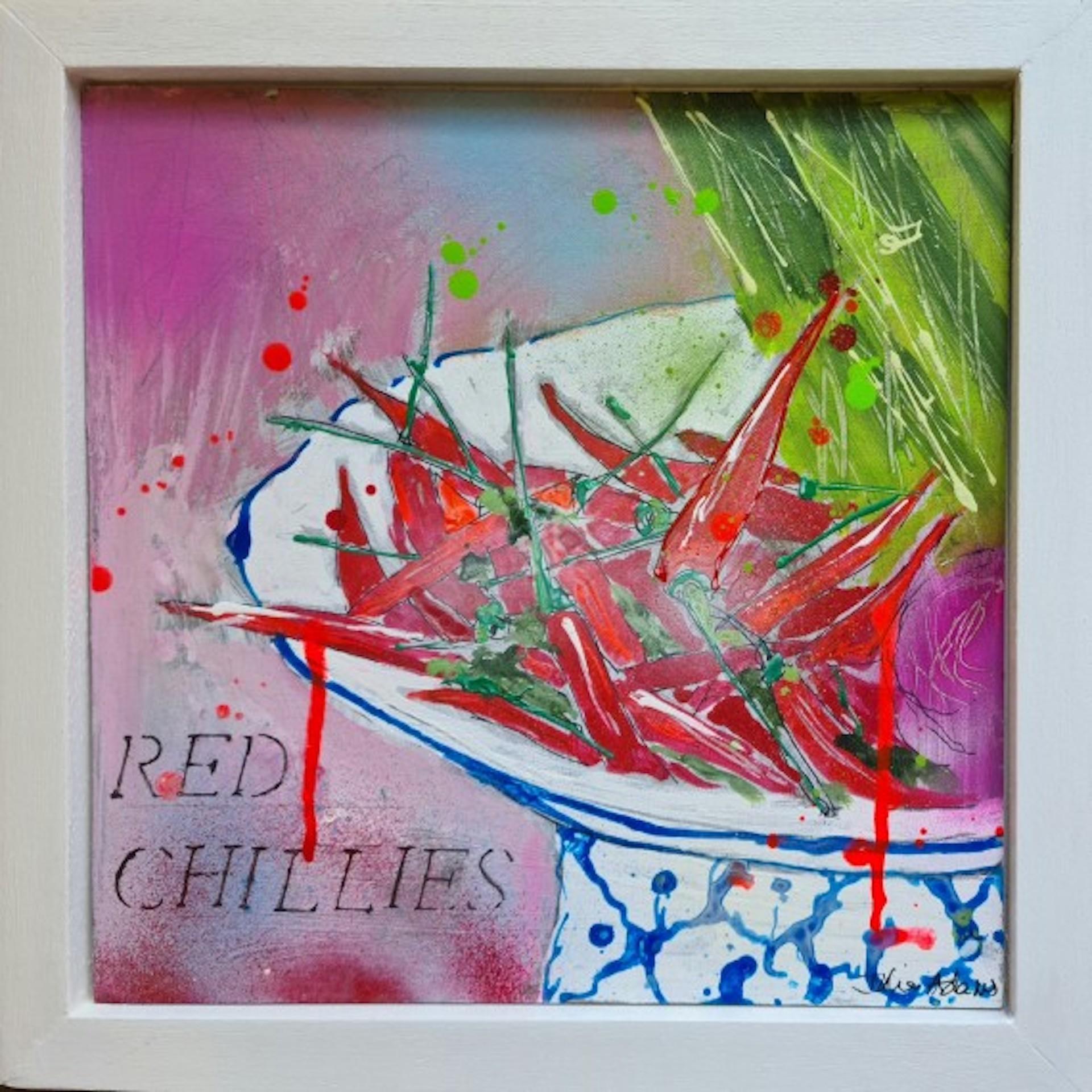 Rote Chillies, zeitgenössische Stilllebenmalerei, erschwingliche Kunst, Lebensmittelkunst – Painting von Julia Adams