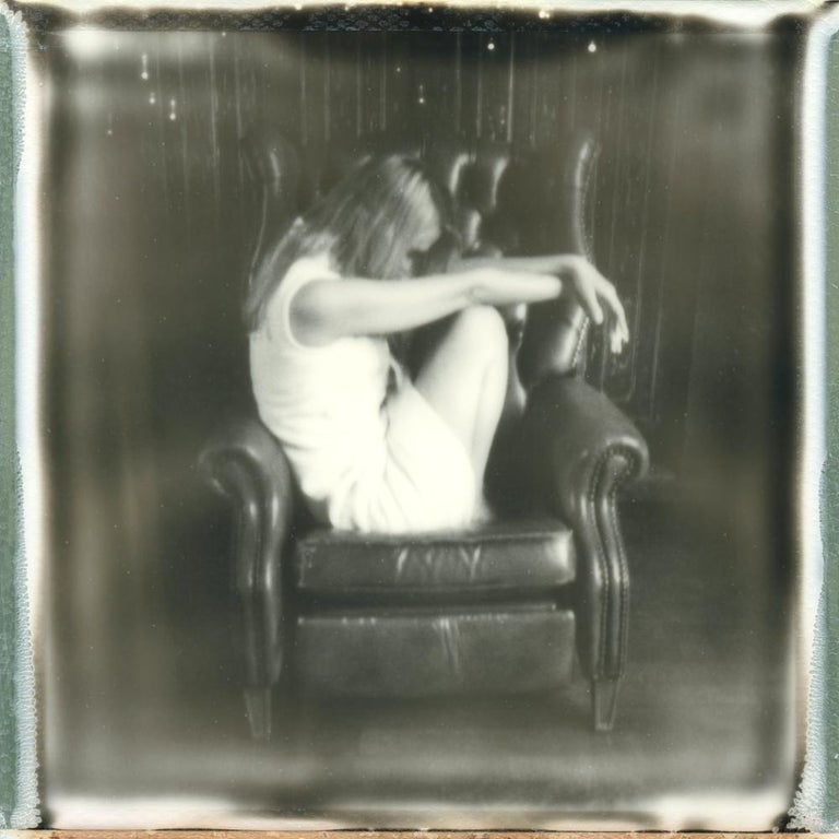 Julia Beyer Color Photograph – A Room In My Head - Zeitgenössisch, figürlich, Frau, Polaroid, Fotografie, Traum